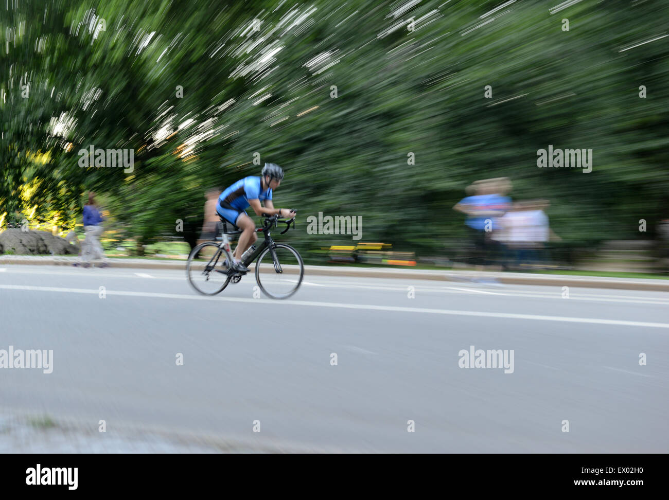 Zeitraffer-Konzept mit Radfahrer auf der Straße Stockfoto