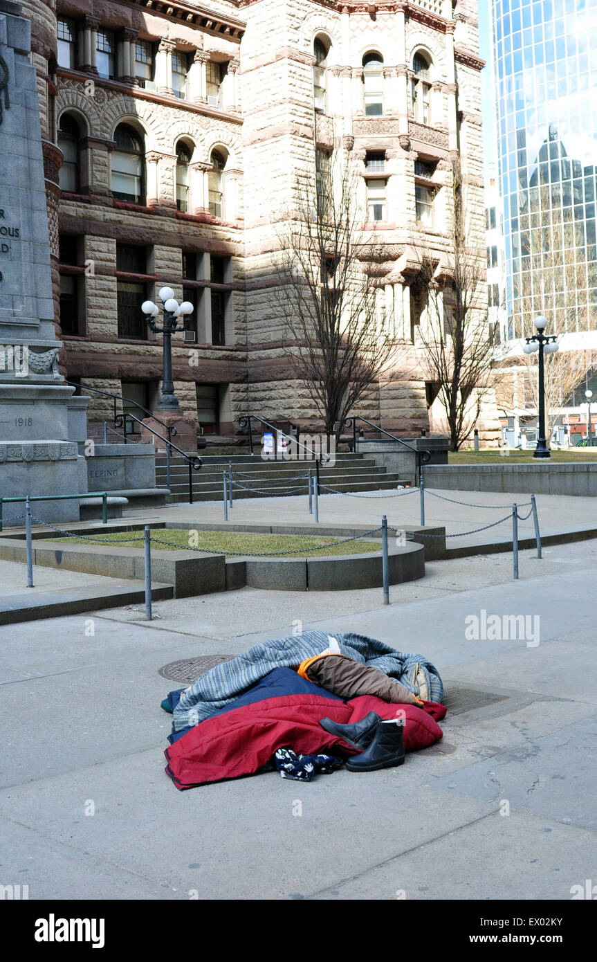 Eine obdachlose Menschen schläft vor der Toronto City hall Stockfoto