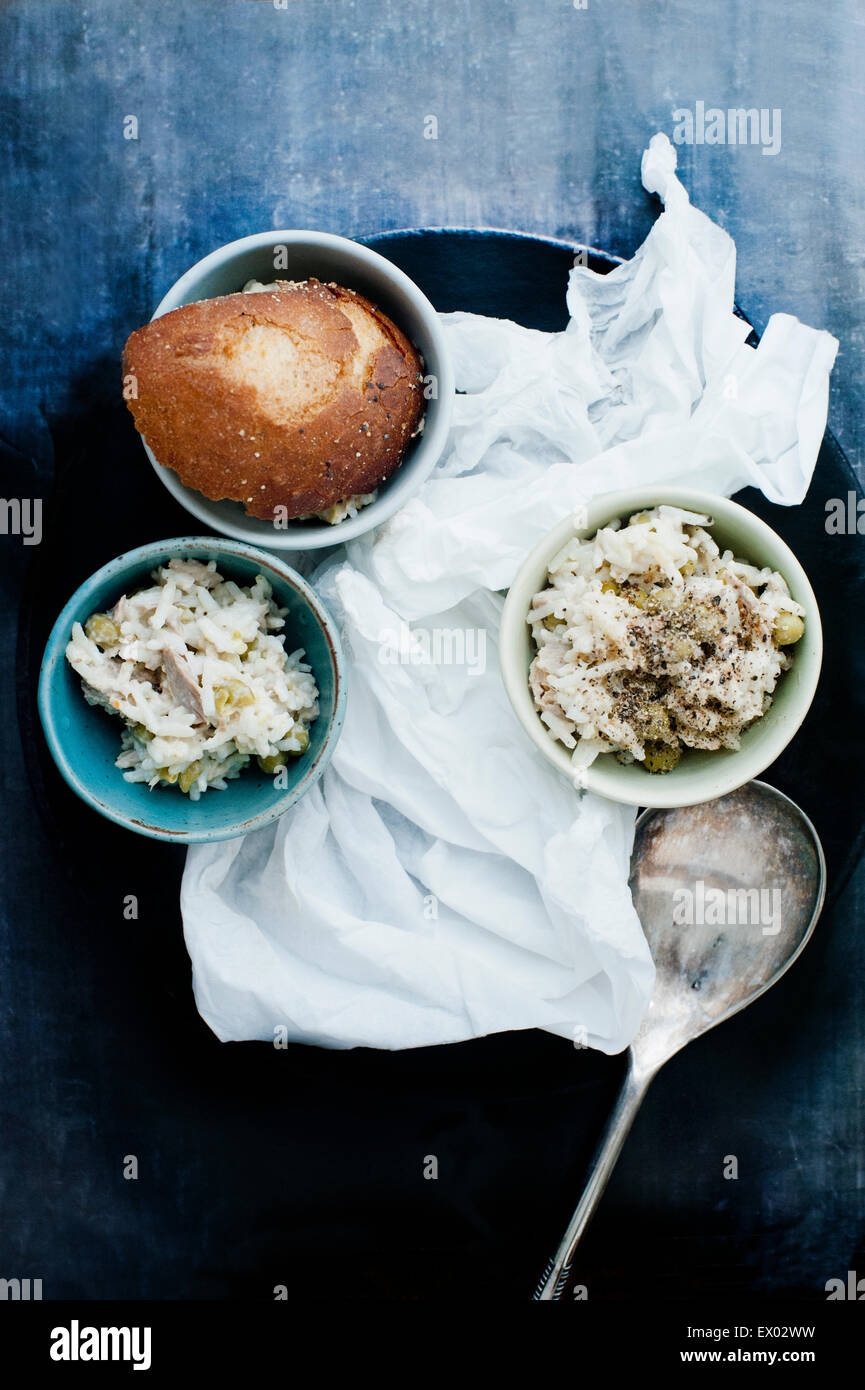 Stillleben mit zwei Schüsseln mit Risotto Vorspeise und Brot Stockfoto