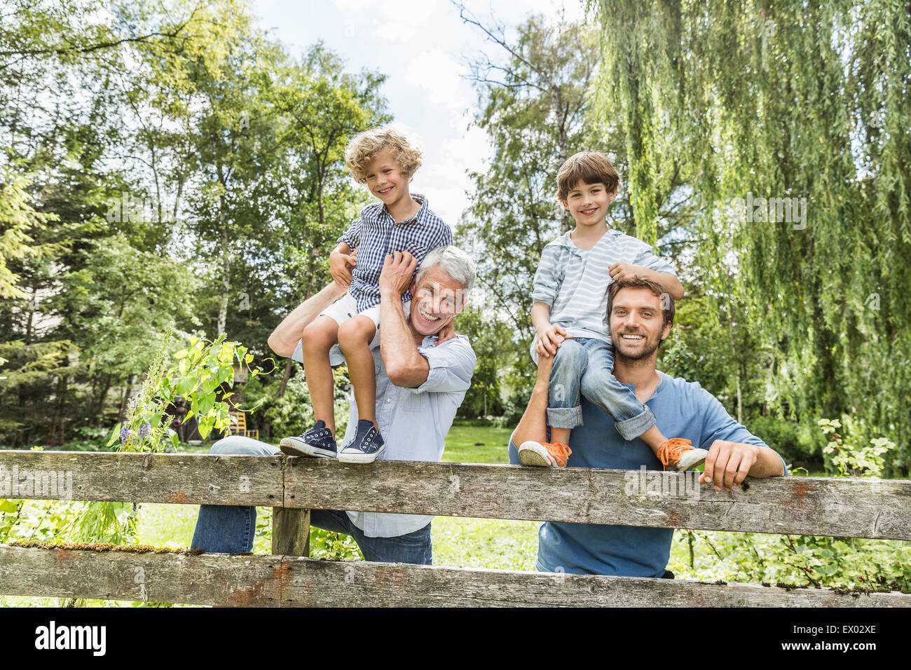 Porträt von drei Generationen Familie Männchen im Garten Stockfoto