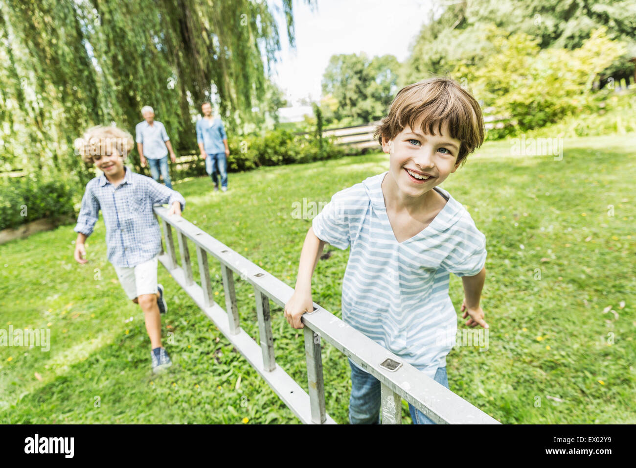 Kind, das im garten hilft Stockfotos und bilder Kaufen Alamy