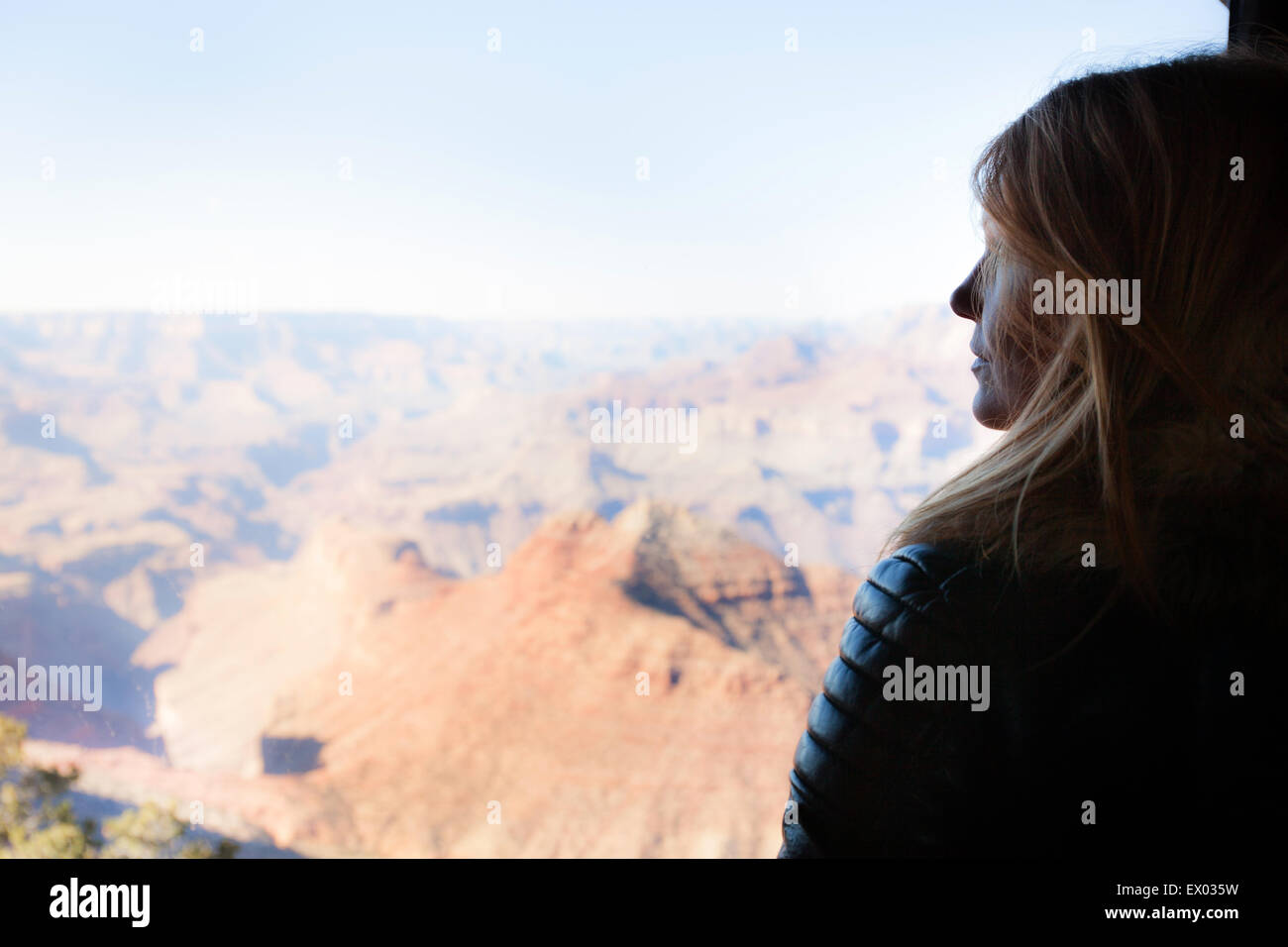 Frau, Blick auf den Grand Canyon, Arizona, USA Stockfoto