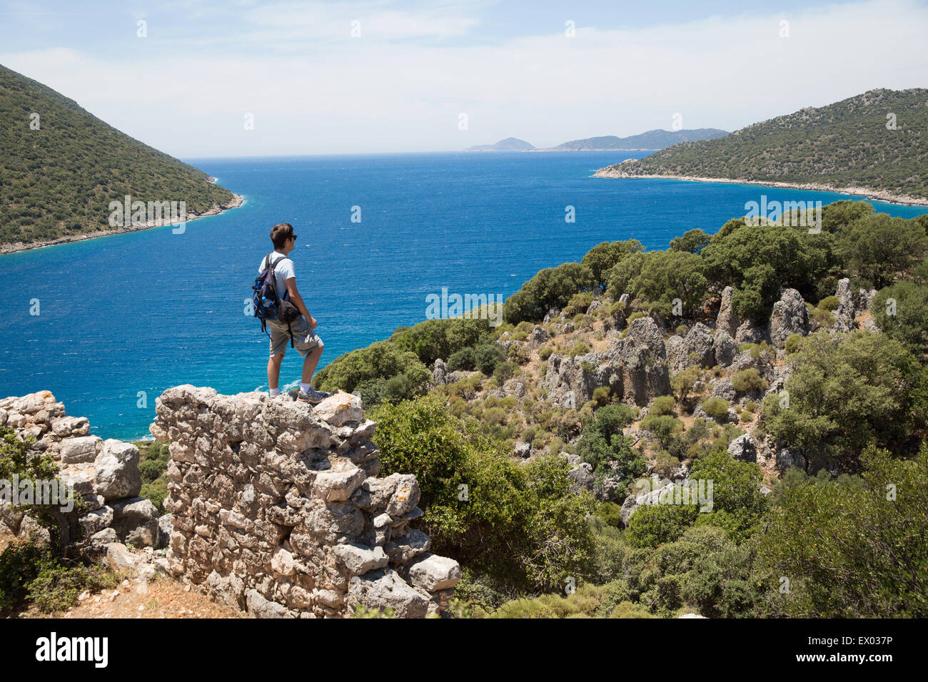 Mann mit Blick auf Küste auf dem Lykischen Weg, Türkei Stockfoto