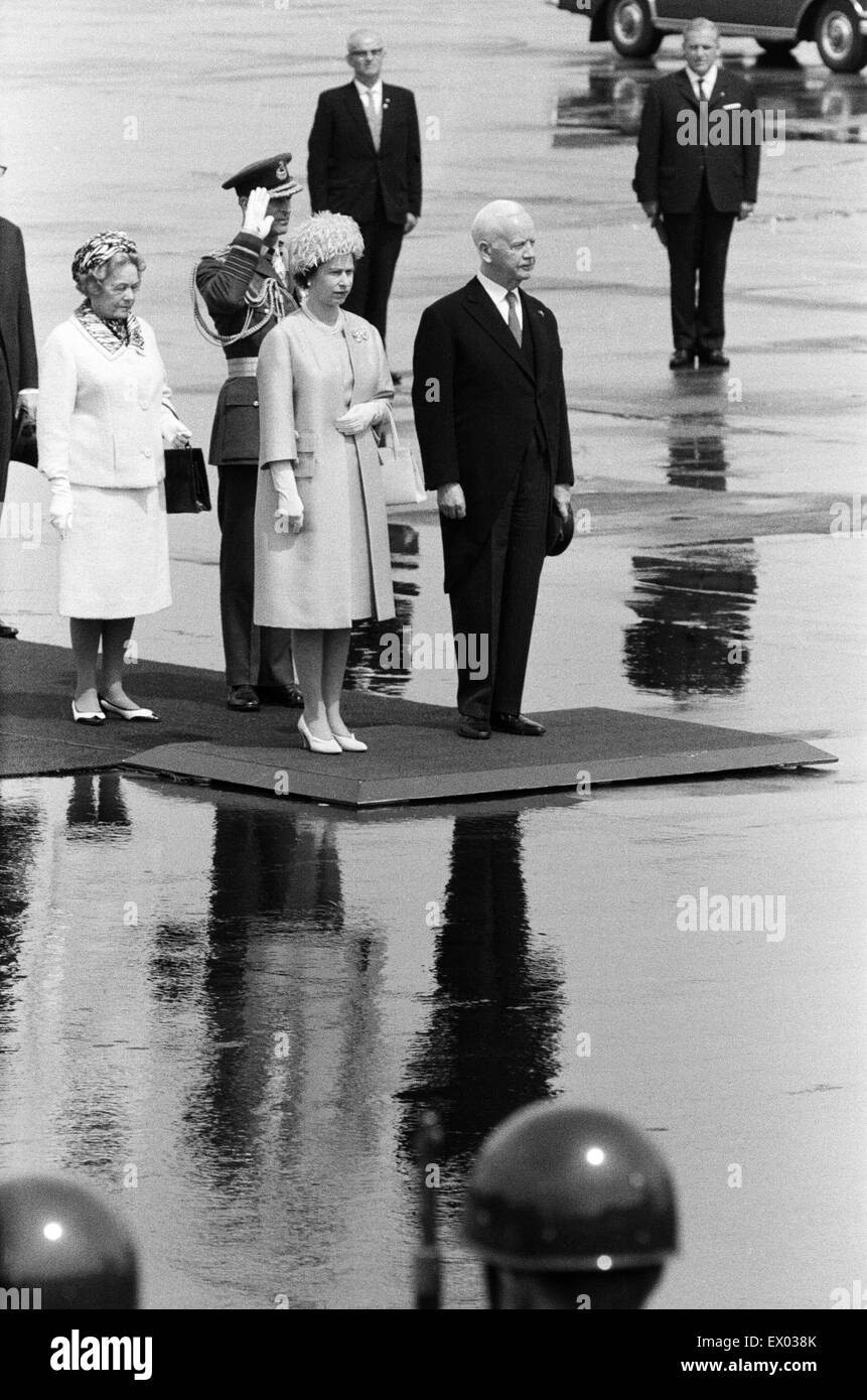 Die Königin am Flughafen Köln-Bonn, Bundesrepublik Deutschland, im Bild mit dem Präsidenten der Bundesrepublik Deutschland, Karl Heinrich Lübke. 18. Mai 1965. Stockfoto