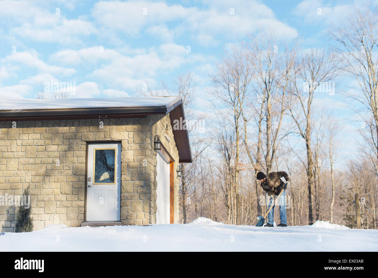 Mann Schaufeln Schnee, Youngs Point, Ontario, Kanada Stockfoto
