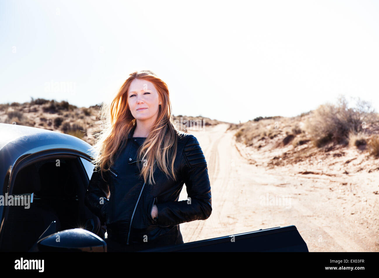 Frau stand neben Auto, Kayenta, Arizona, USA Stockfoto