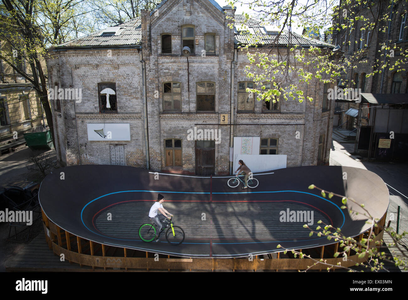 Erhöhte Ansicht von zwei Radfahrer Rennen rund um Stadt Velodrome, Riga, Lettland Stockfoto