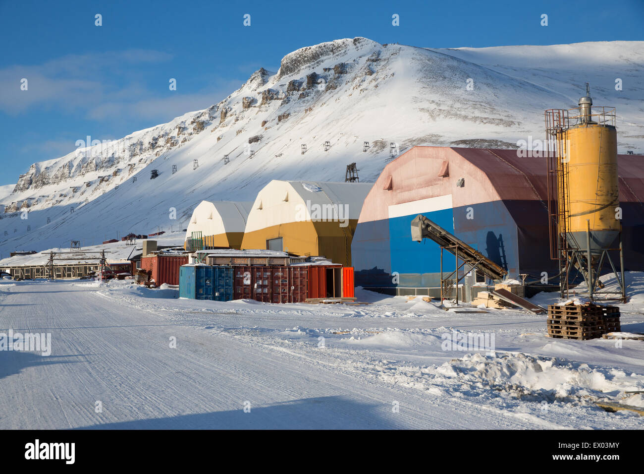 Blick auf industrielle Gebäude und Berge, Longyearbyen, Svalbard, Norwegen Stockfoto