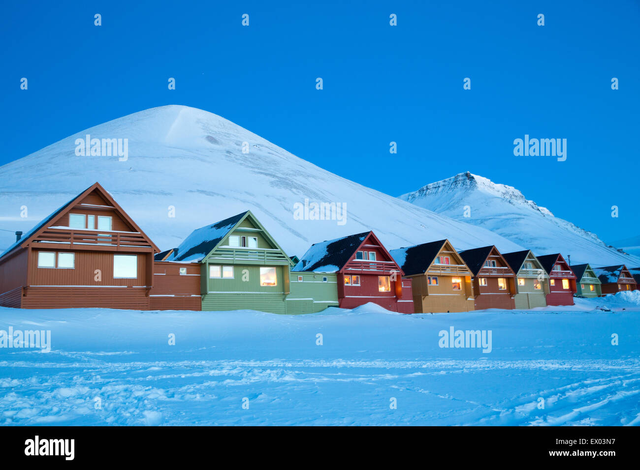 Reihe von traditionellen Häusern bei Dämmerung, Longyearbyen, Svalbard, Norwegen Stockfoto