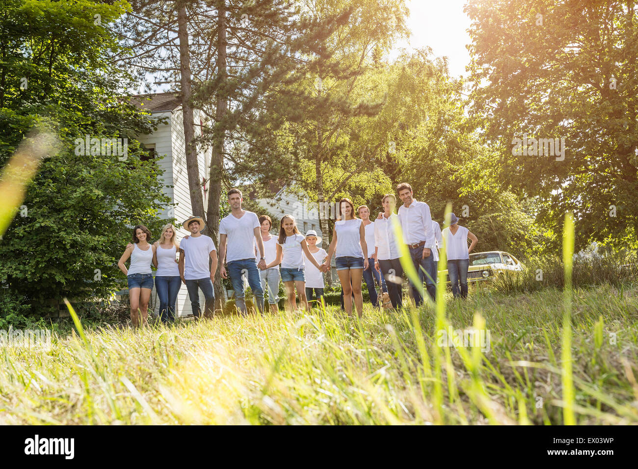 Gruppe von Menschen zu Fuß durch Wald Stockfoto