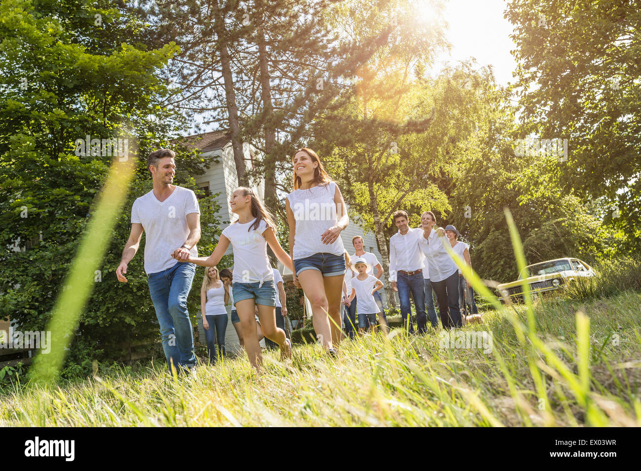 Gruppe von Menschen zu Fuß durch Wald Stockfoto