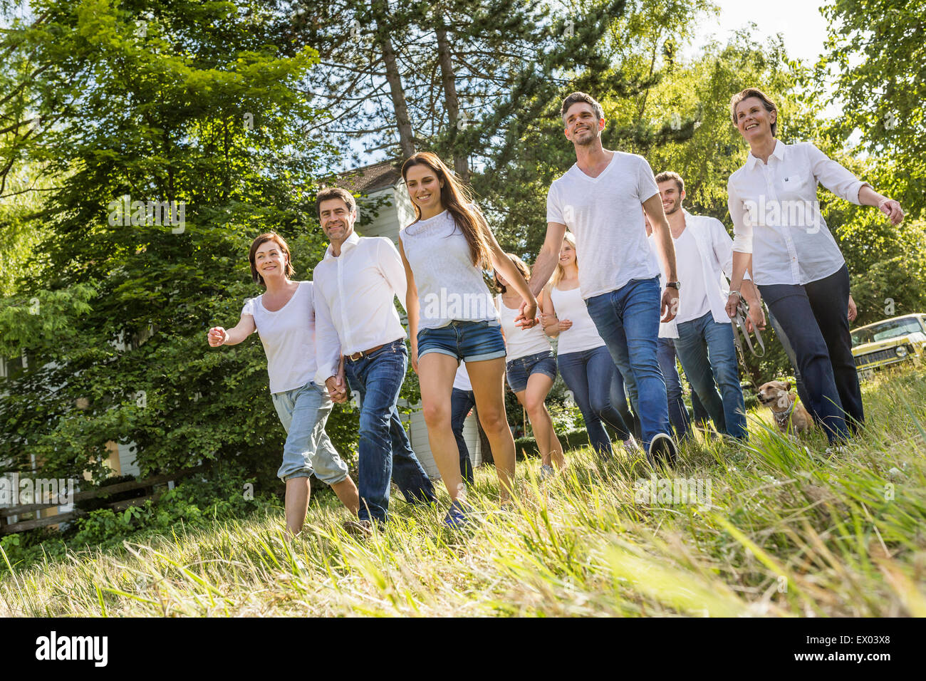 Gruppe von Menschen zu Fuß durch Wald Stockfoto