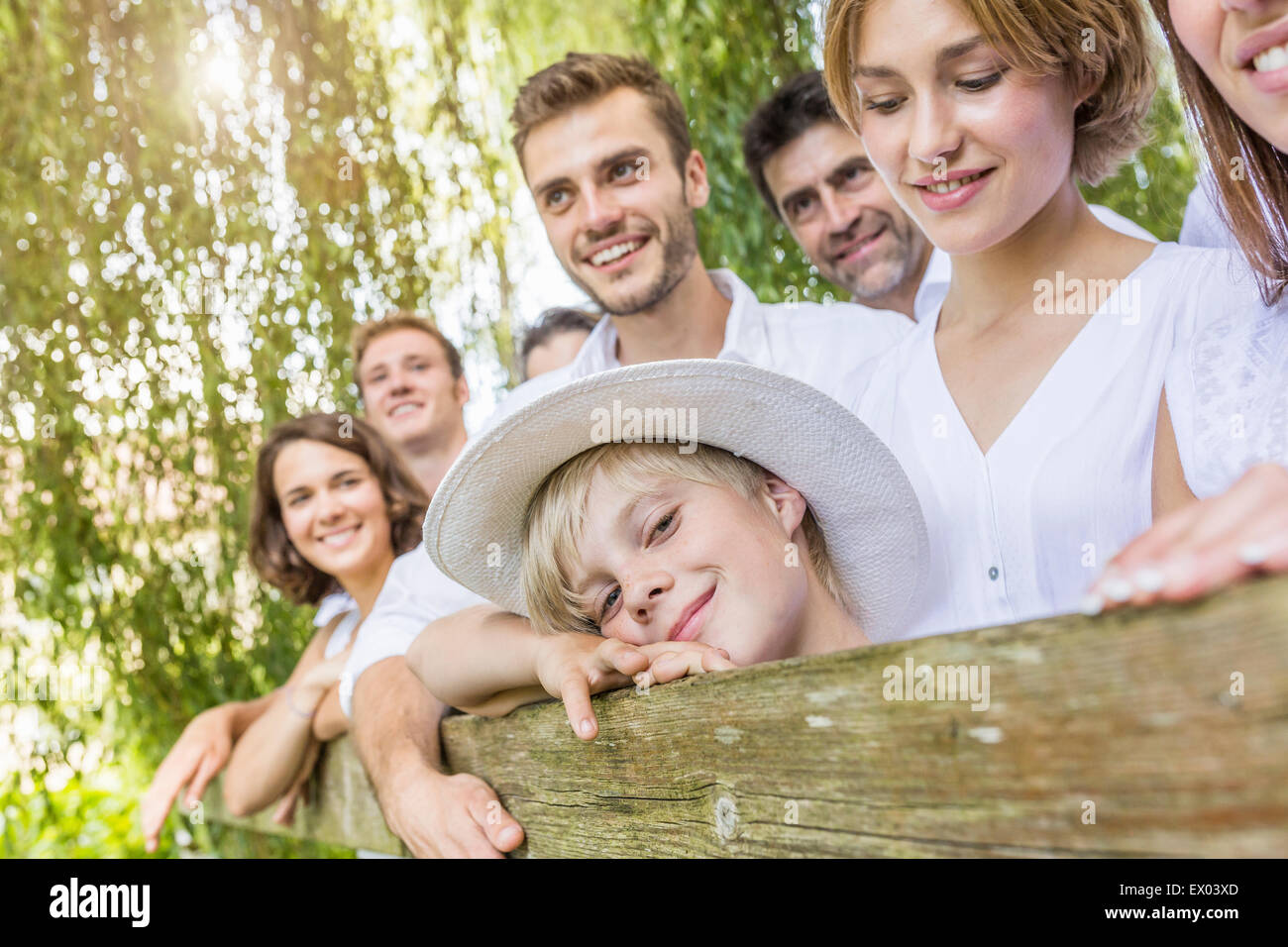 Gruppe von Menschen, die hinter dem Zaun, Porträt Stockfoto