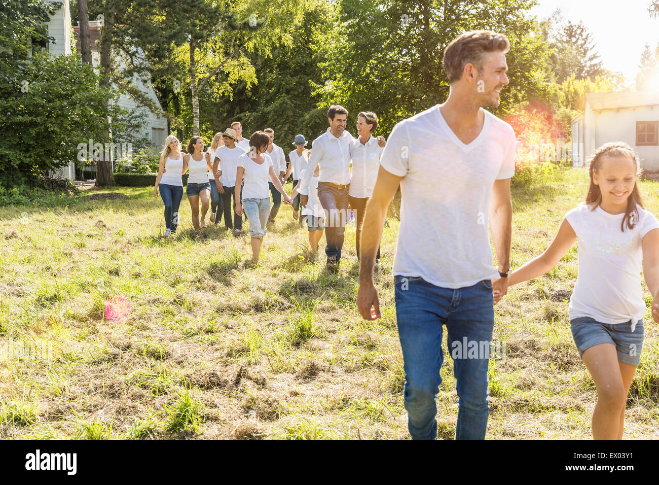 Gruppe von Menschen zu Fuß durch Wald Stockfoto