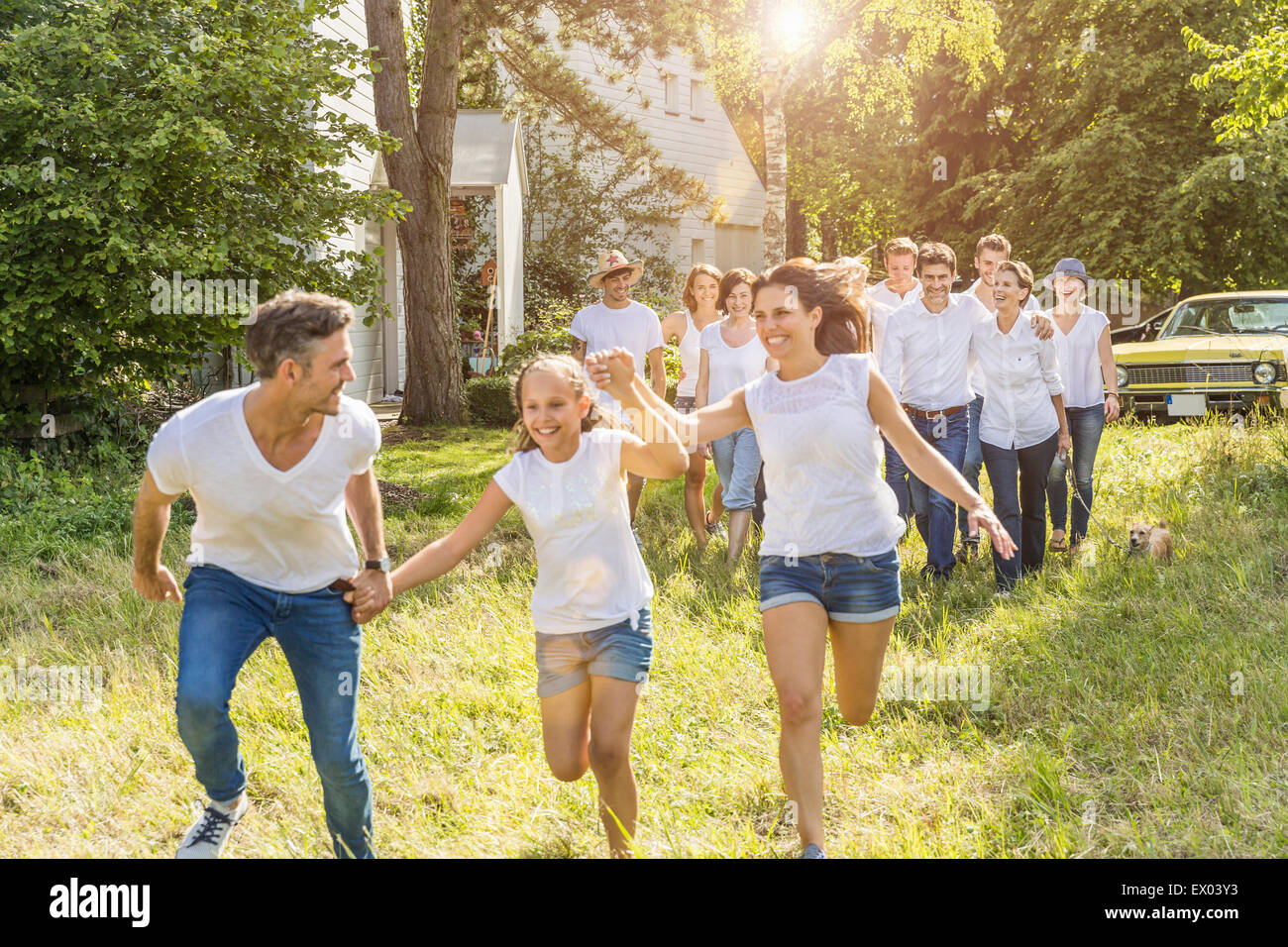 Gruppe von Menschen, die durch Wald Stockfoto