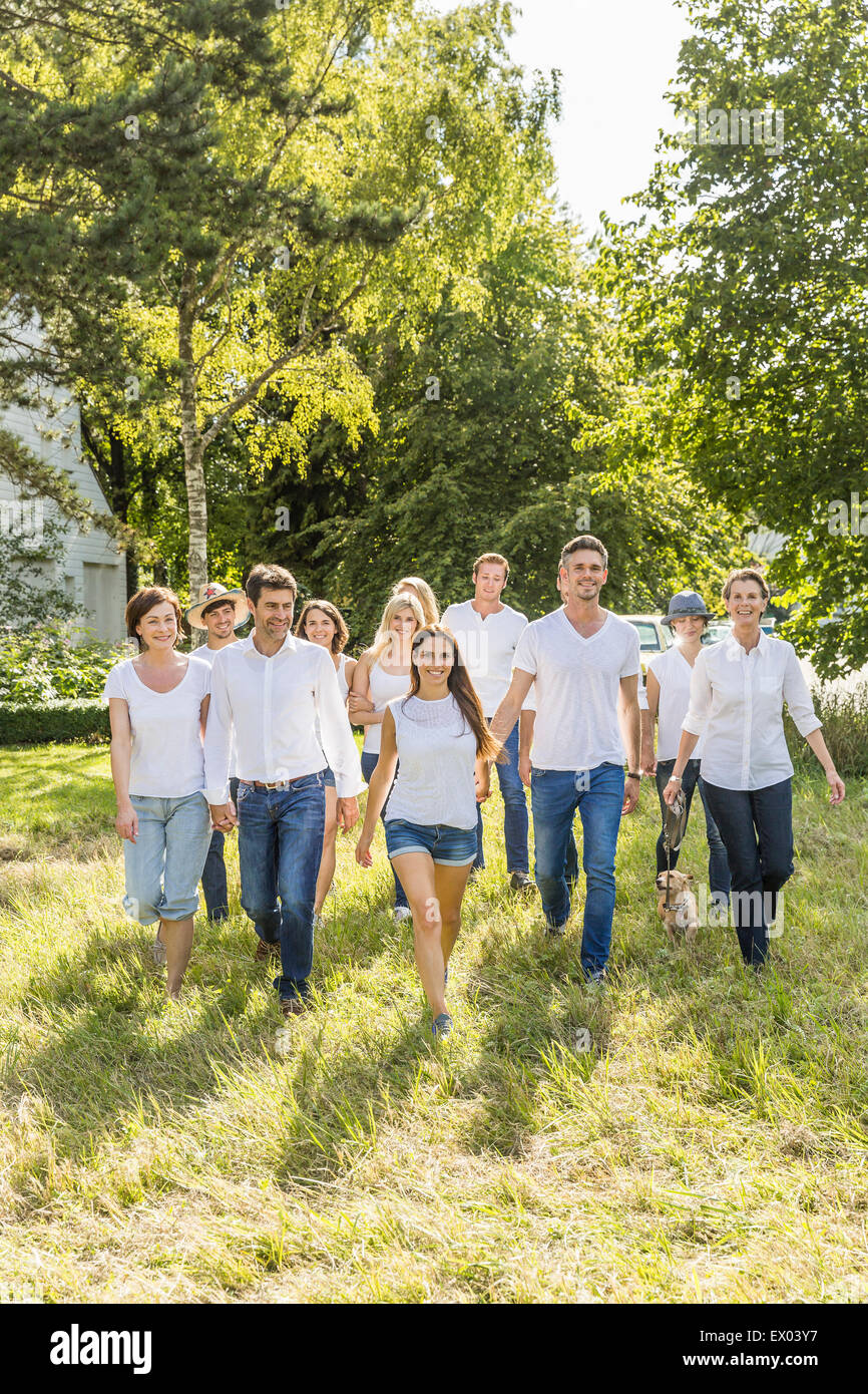 Gruppe von Menschen zu Fuß durch Wald Stockfoto