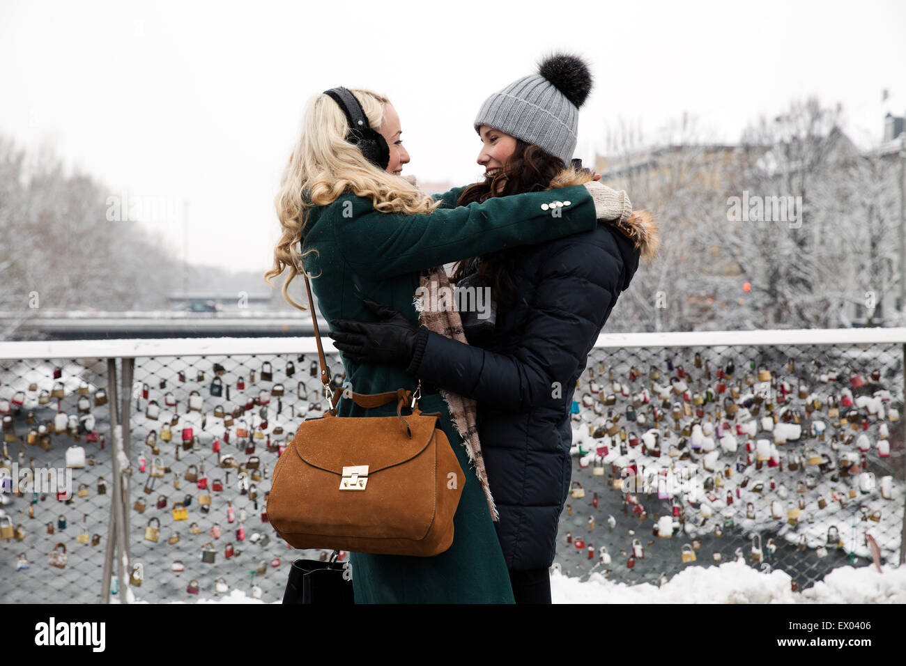 Zwei Frauen umarmen auf Brücke Stockfoto