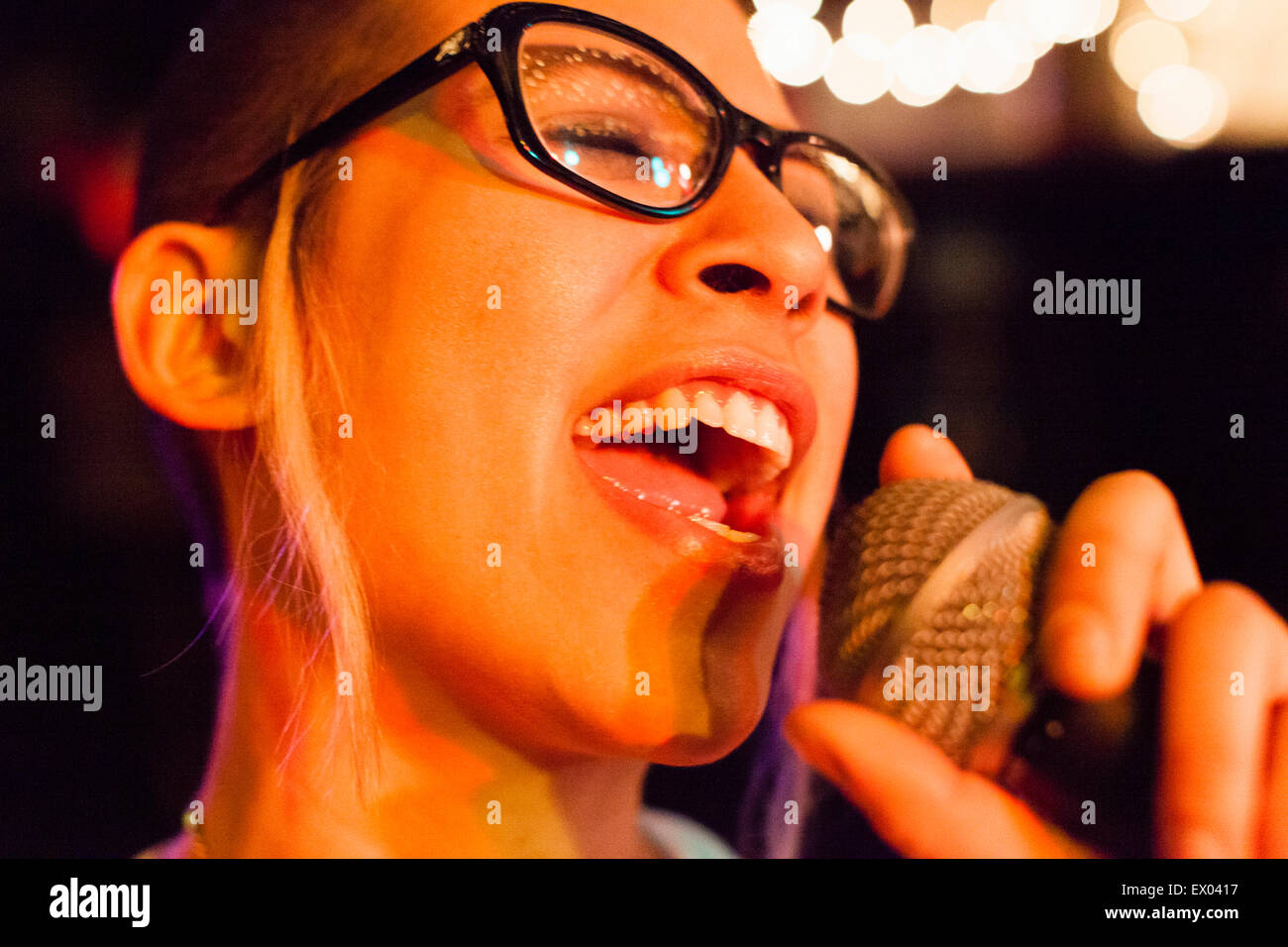 Punk-Mädchen singen in Mikrofon, Nahaufnahme Stockfoto