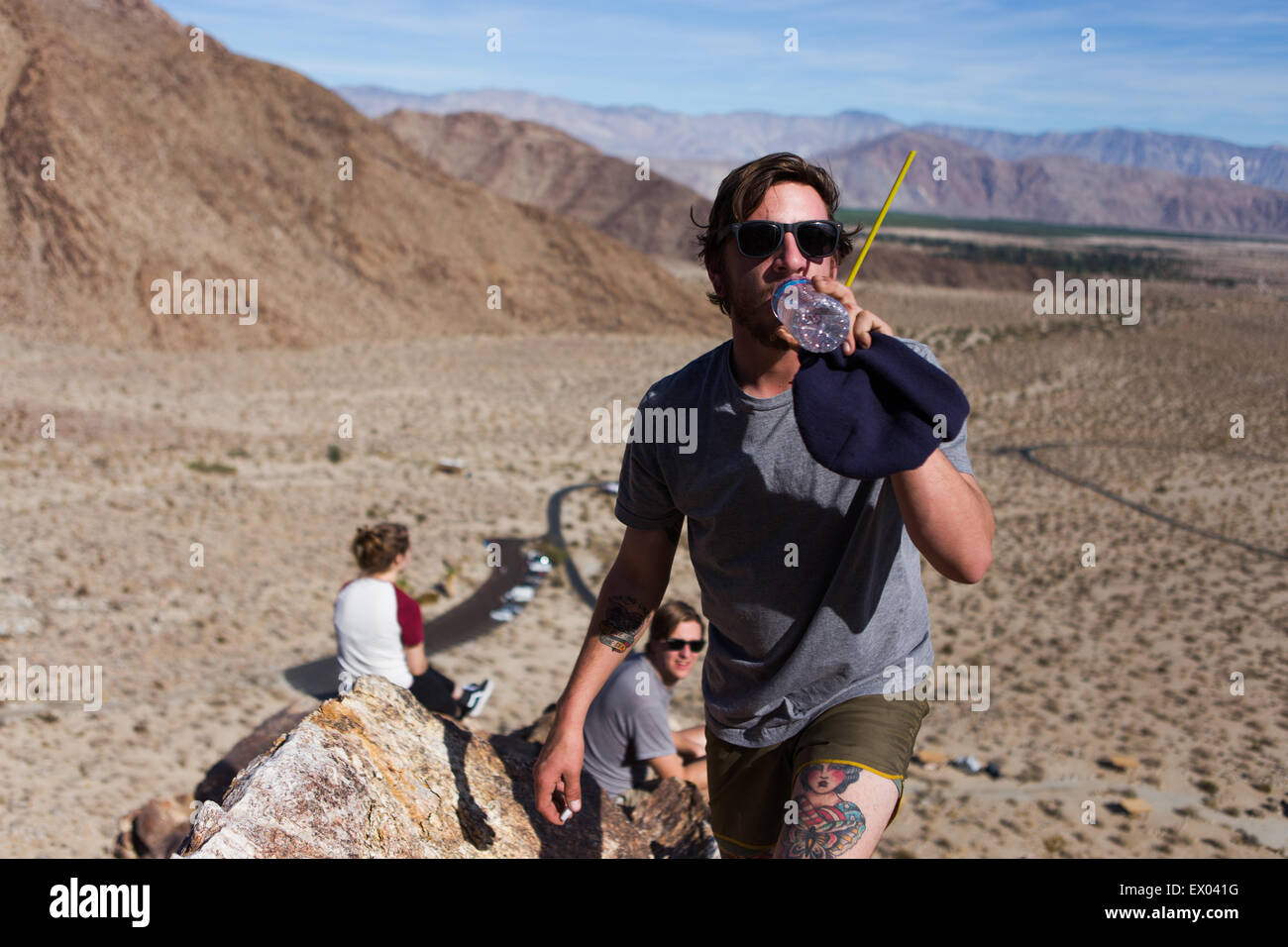 Junge Erwachsene Freunde auf Felsen, Anza-Borrego Desert State Park, Kalifornien, USA Stockfoto