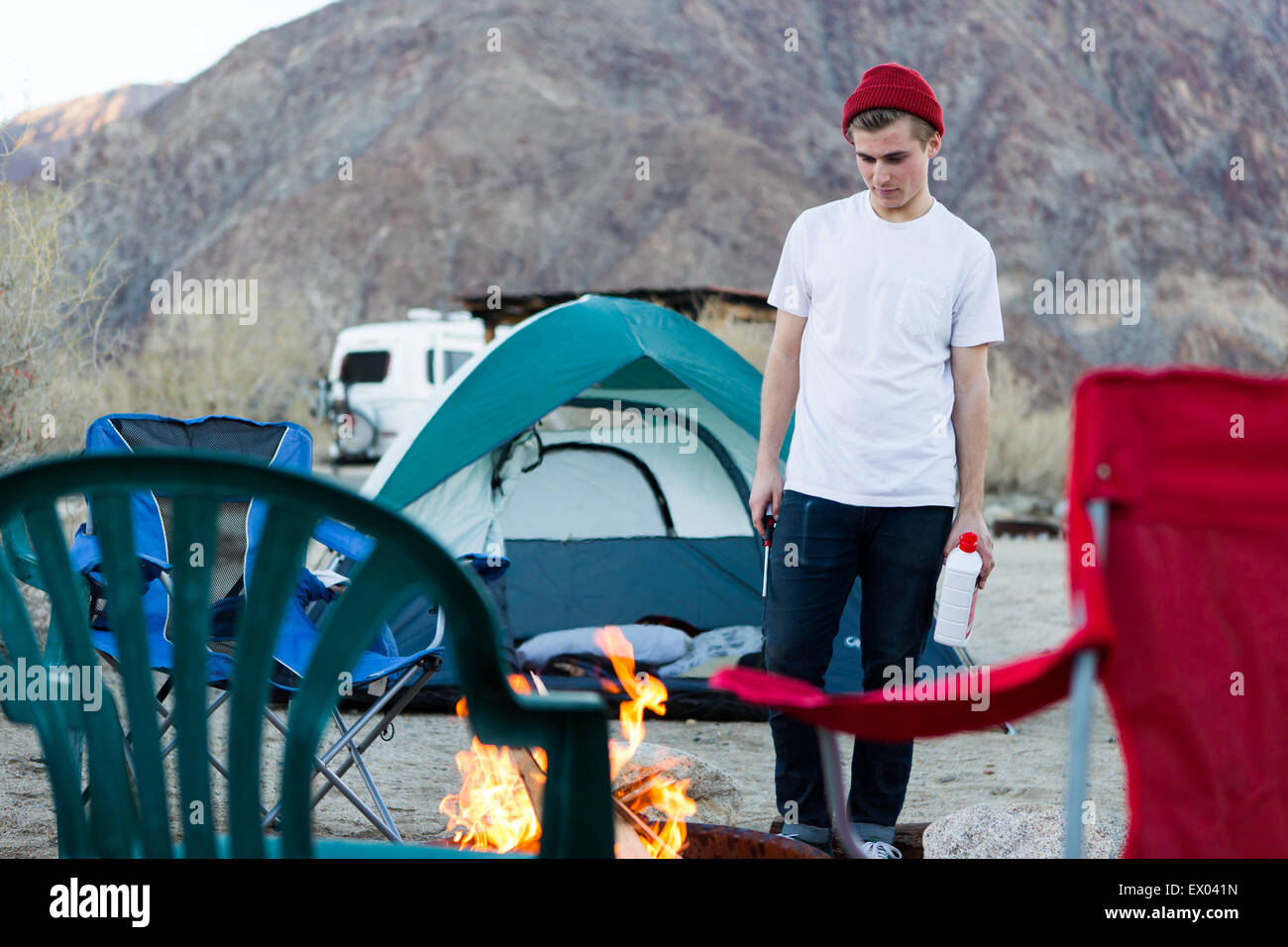 Junge Frau blickte auf Lagerfeuer, Anza-Borrego Desert State Park, Kalifornien, USA Stockfoto