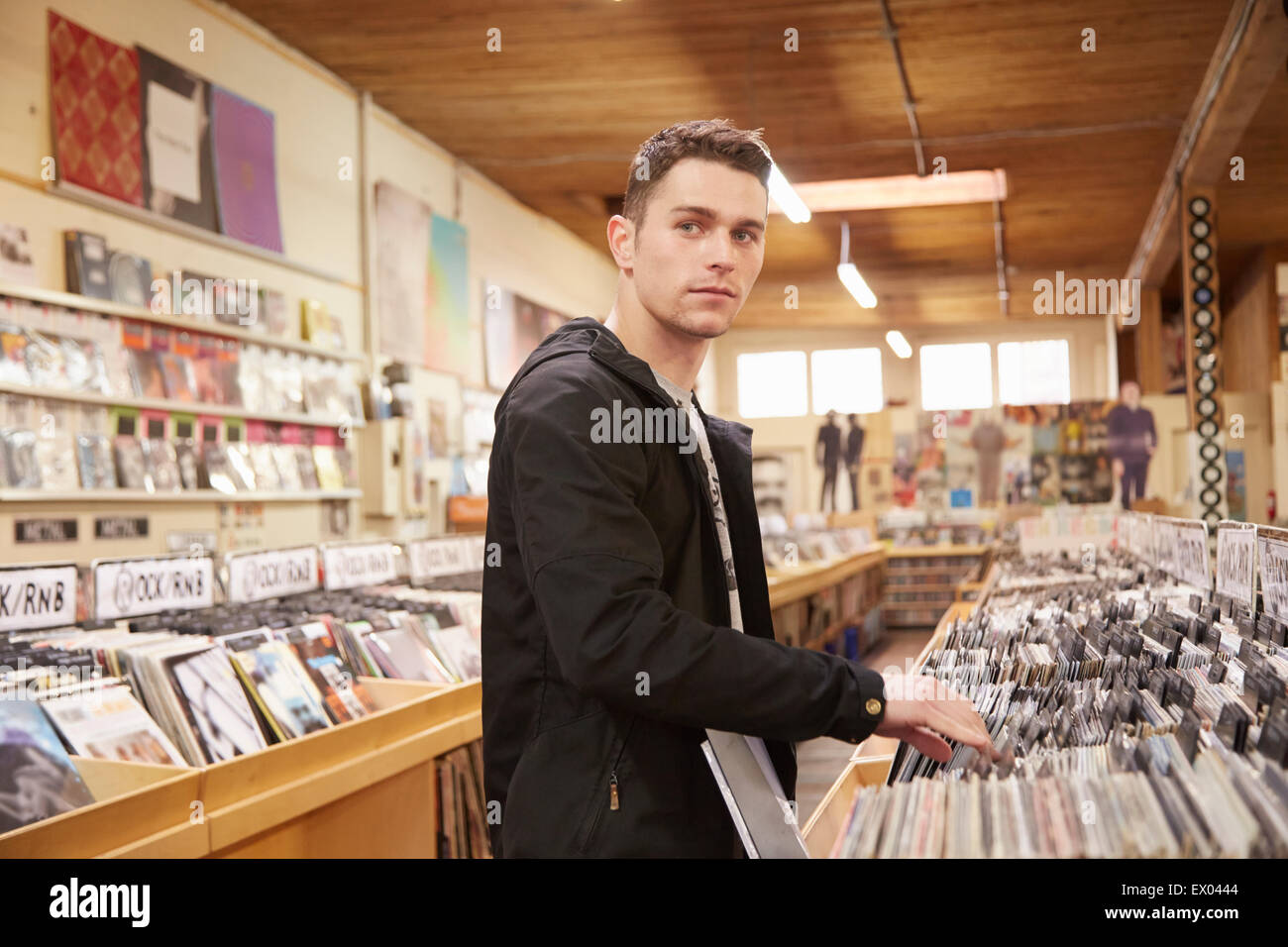 Junger Mann, Vinyl-Schallplatten im Music Store durchsuchen Stockfoto