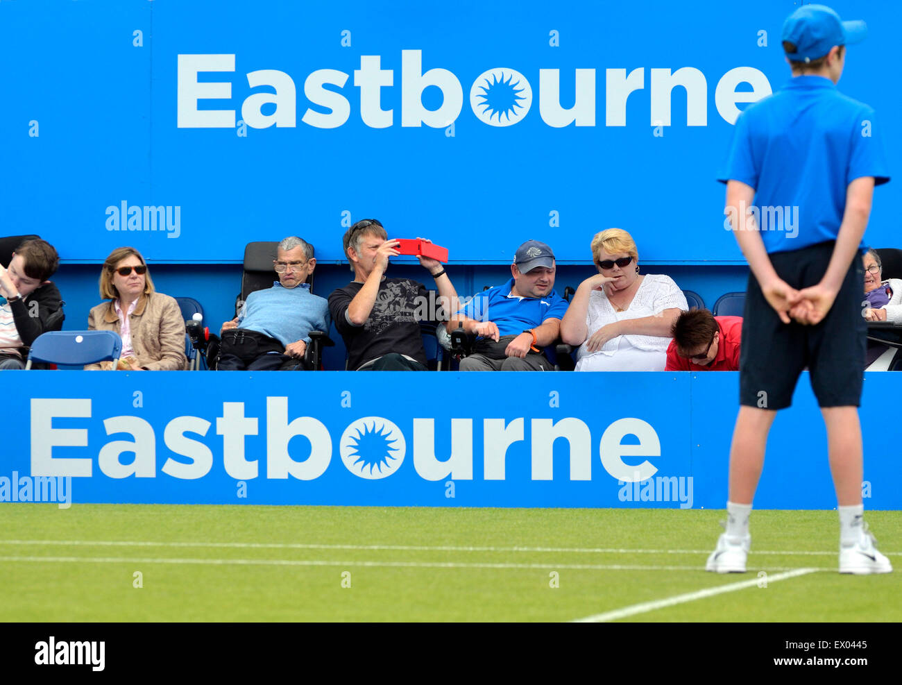 Behinderte Zuschauer und Balljunge beim Aegon International Turnier in Eastbourne, 2015 Stockfoto