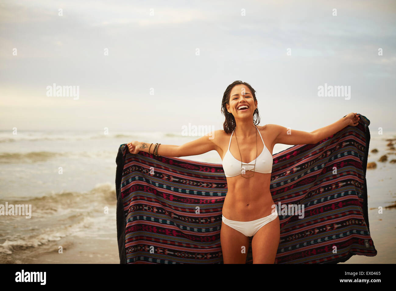 Porträt der jungen Frau mit Decke am Beach, San Diego, Kalifornien, USA Stockfoto