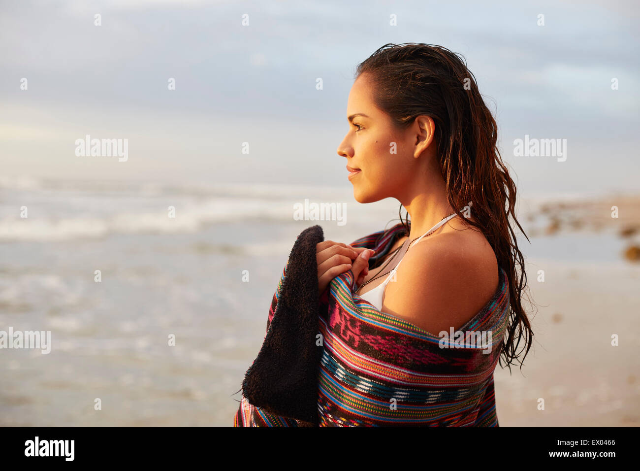 Porträt der jungen Frau gewickelt Handtuch am Strand, San Diego, Kalifornien, USA Stockfoto