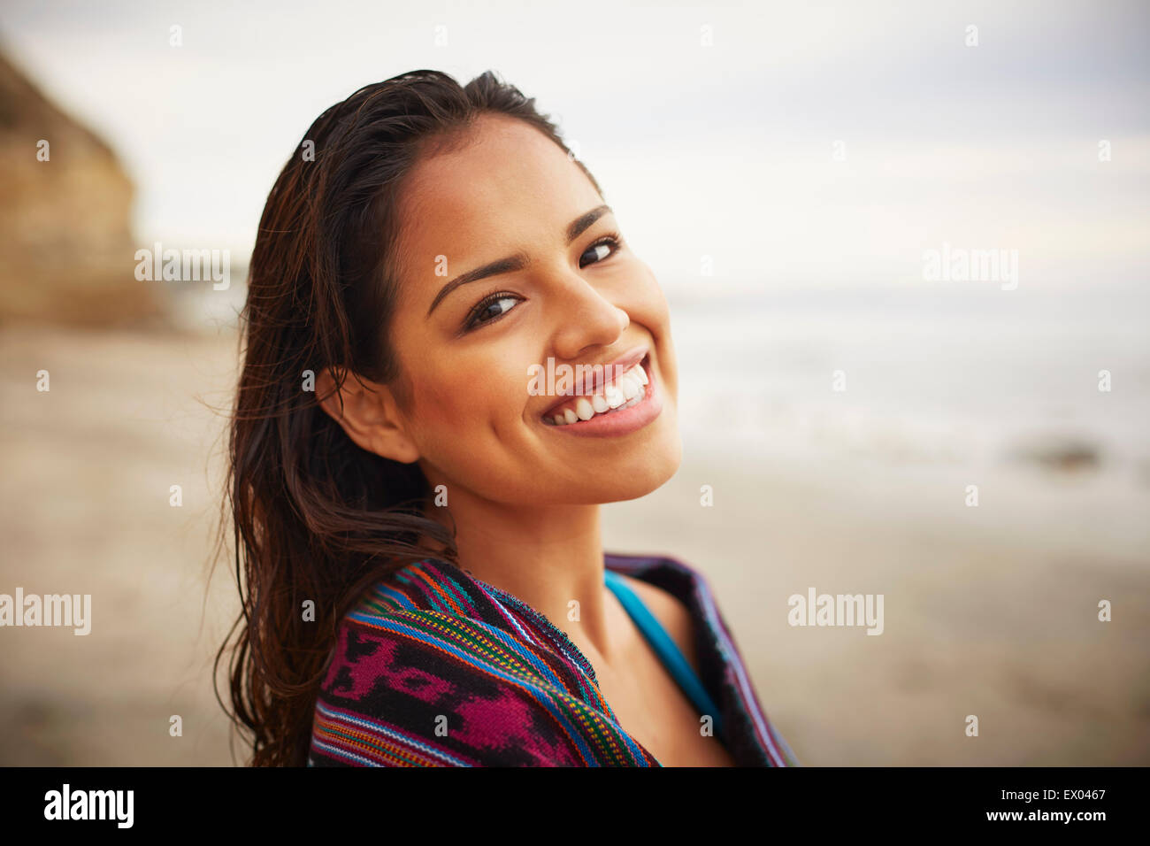 Porträt der lächelnde junge Frau gewickelt Handtuch am Strand, San Diego, Kalifornien, USA Stockfoto