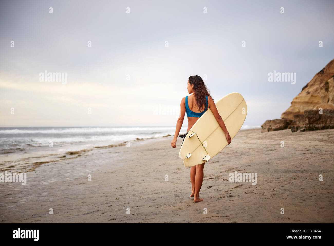 Rückansicht des jungen Frau mit Surfbrett, ein Spaziergang am Strand, San Diego, Kalifornien, USA Stockfoto