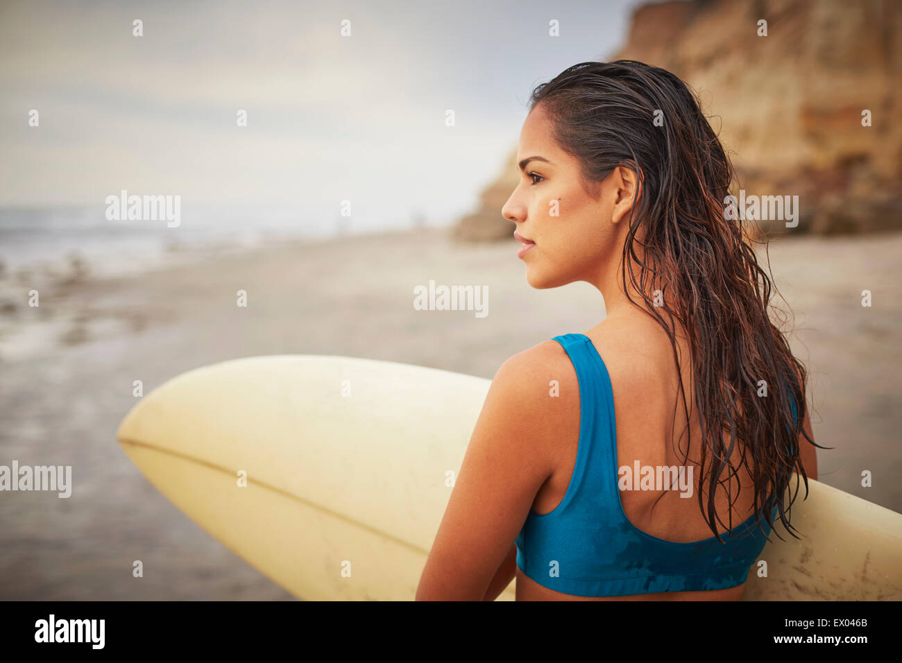 Rückansicht des jungen Frau mit Surfbrett am Beach, San Diego, Kalifornien, USA Stockfoto