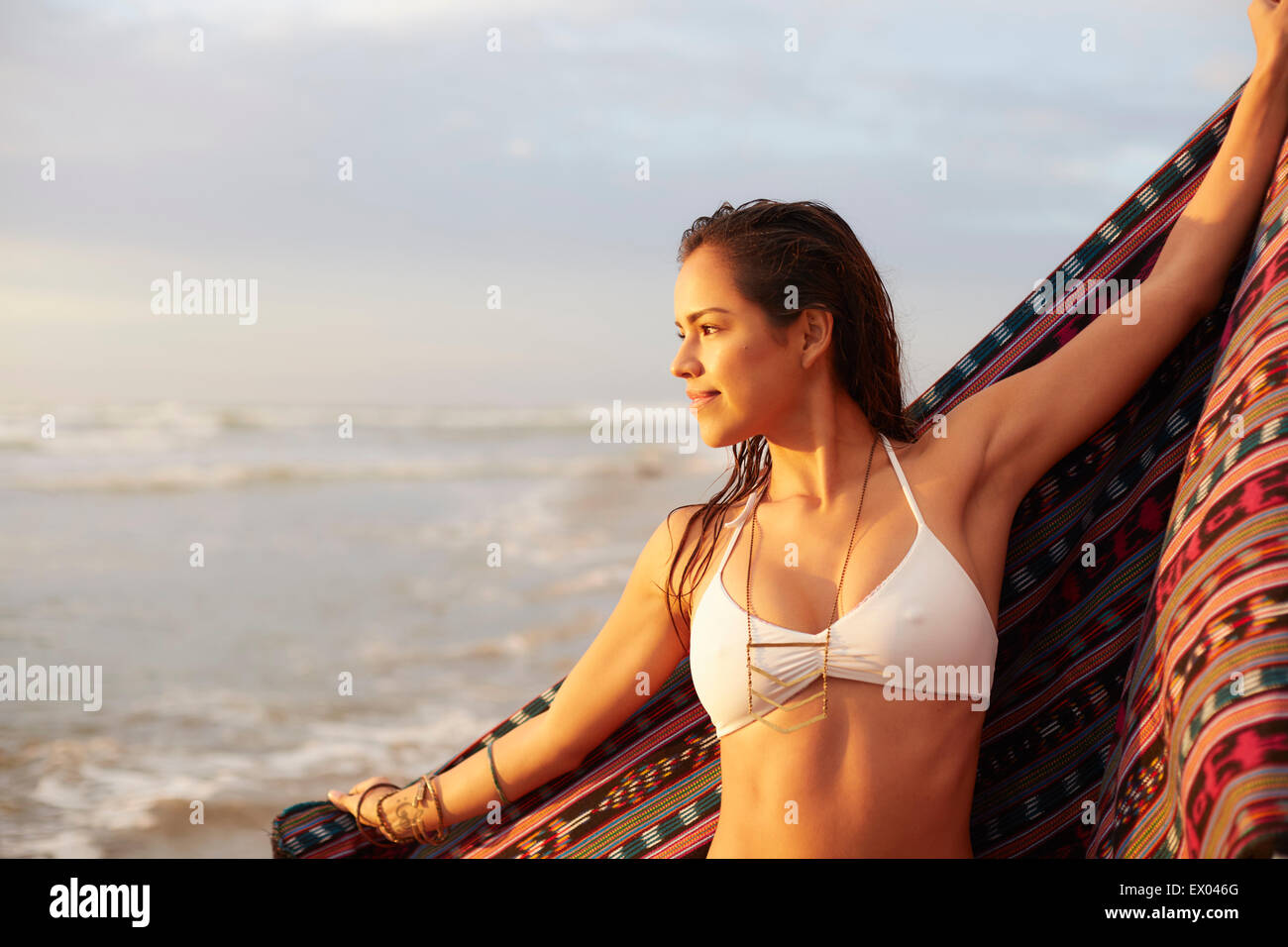 Junge Frau mit Decke und Blick auf das Meer, San Diego, Kalifornien, USA Stockfoto