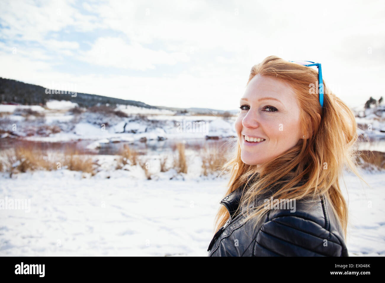 Porträt von Mitte erwachsenen Frau in tief verschneiten Landschaft Stockfoto