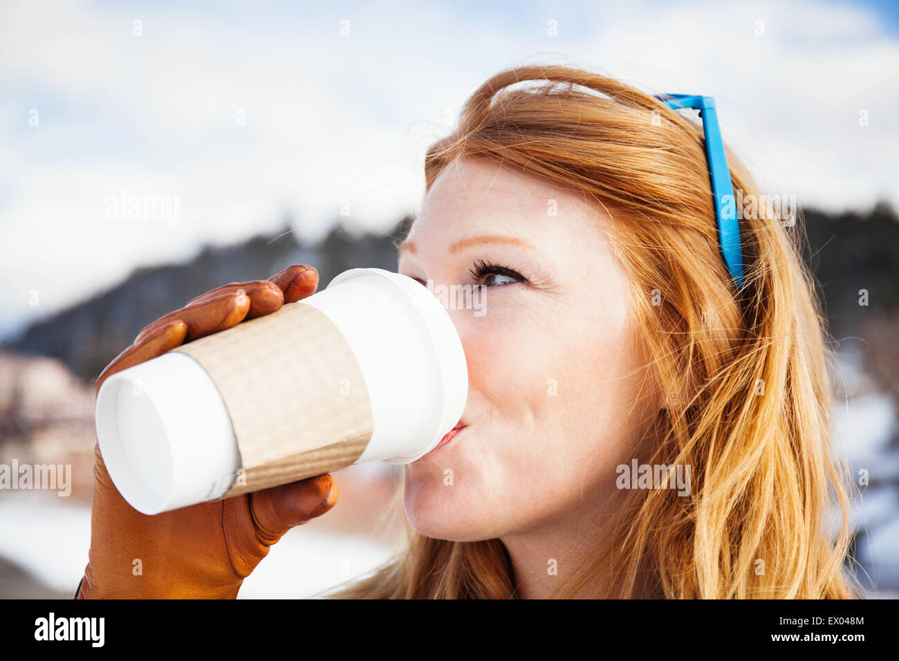 Nahaufnahme von Mitte erwachsenen Frau trinkt Kaffee zum mitnehmen Stockfoto