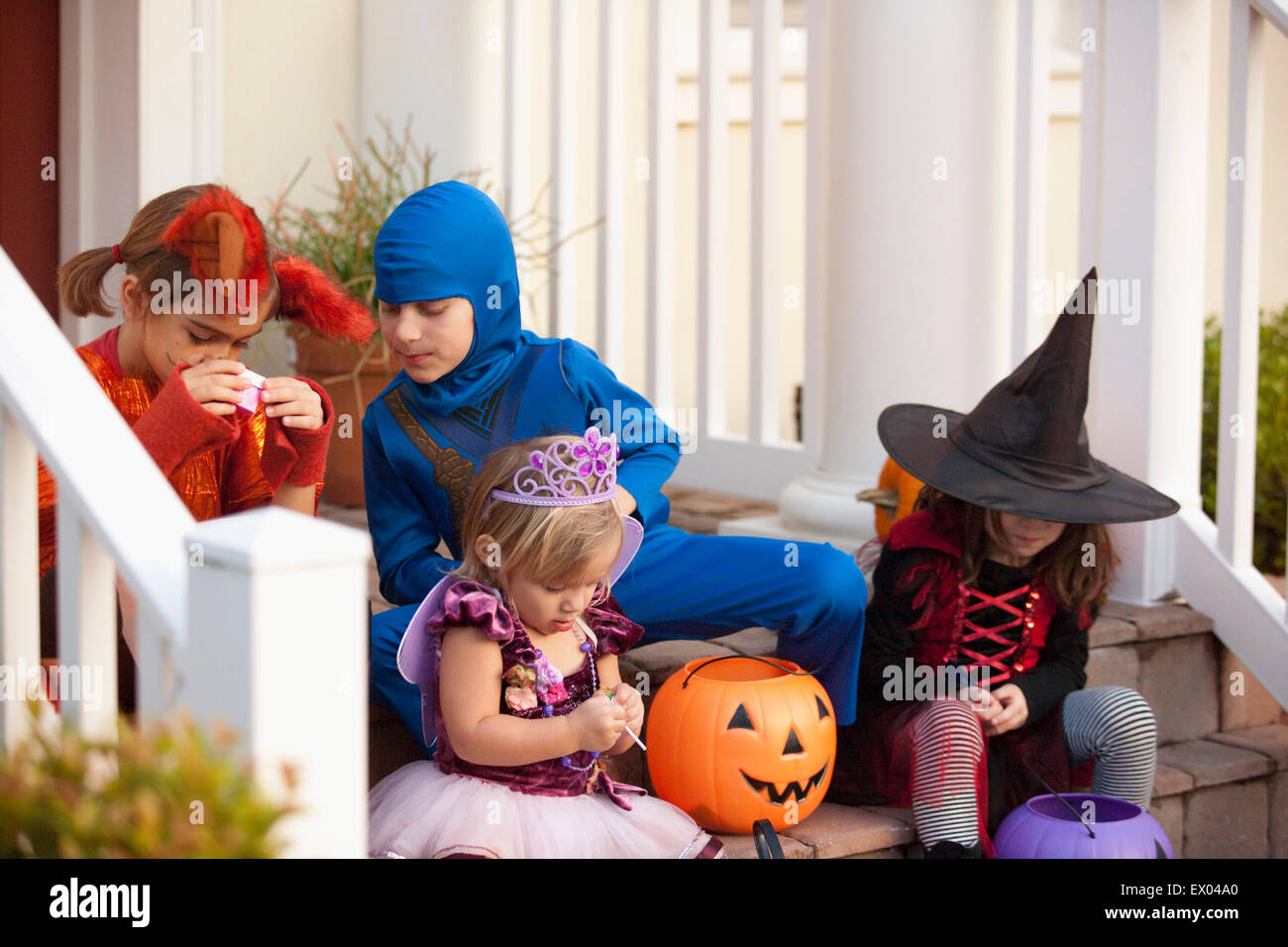 Kinder freuen sich behandelt auf Schritte Stockfoto