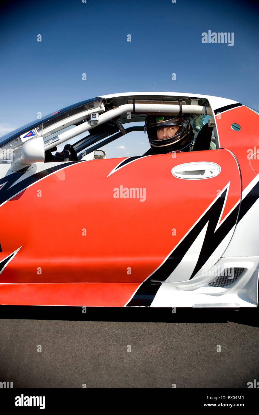 Porträt der Rennfahrer in Rennwagen Stockfoto