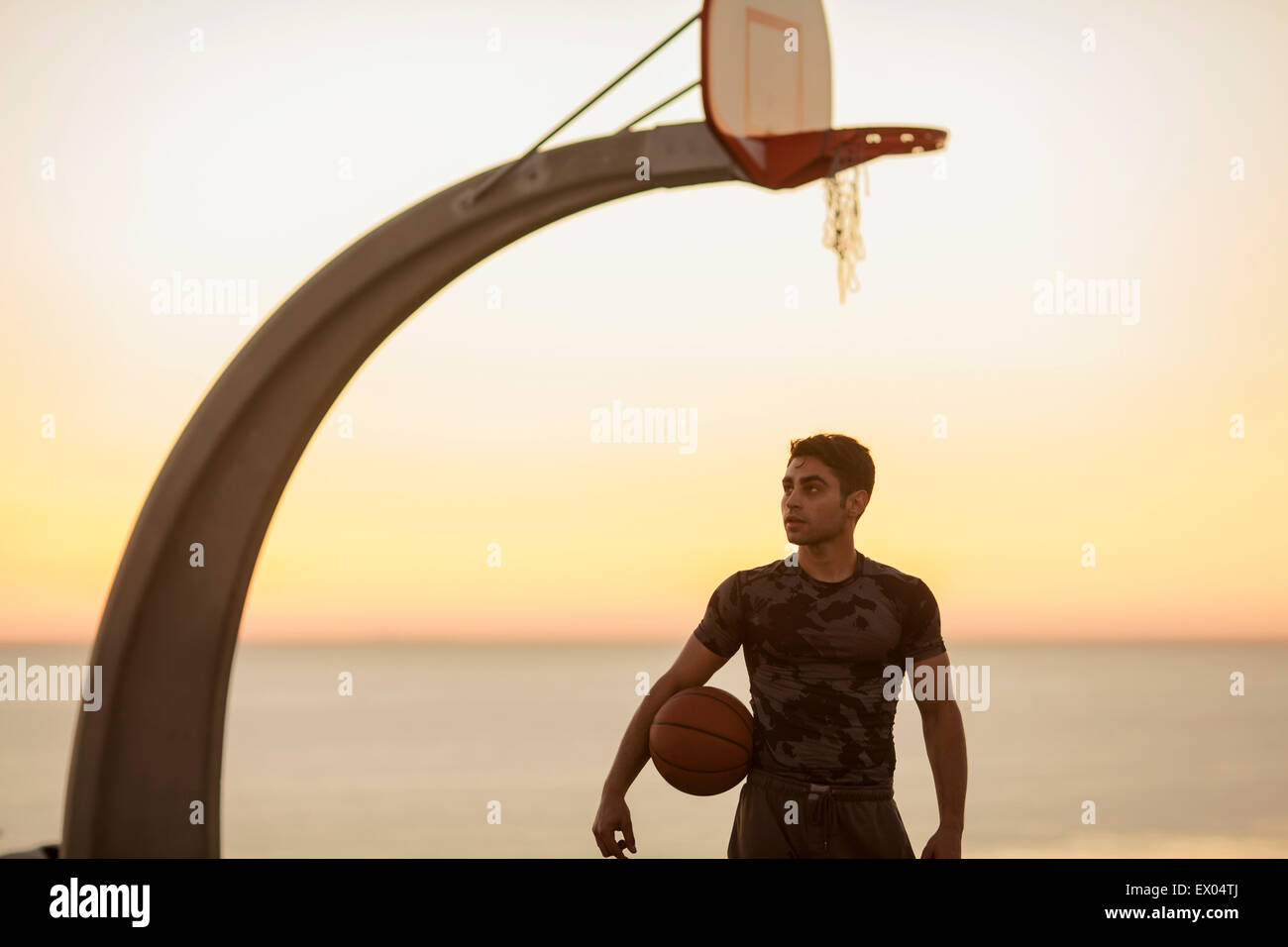 Porträt des jungen Mannes mit Basketball, im freien Stockfoto