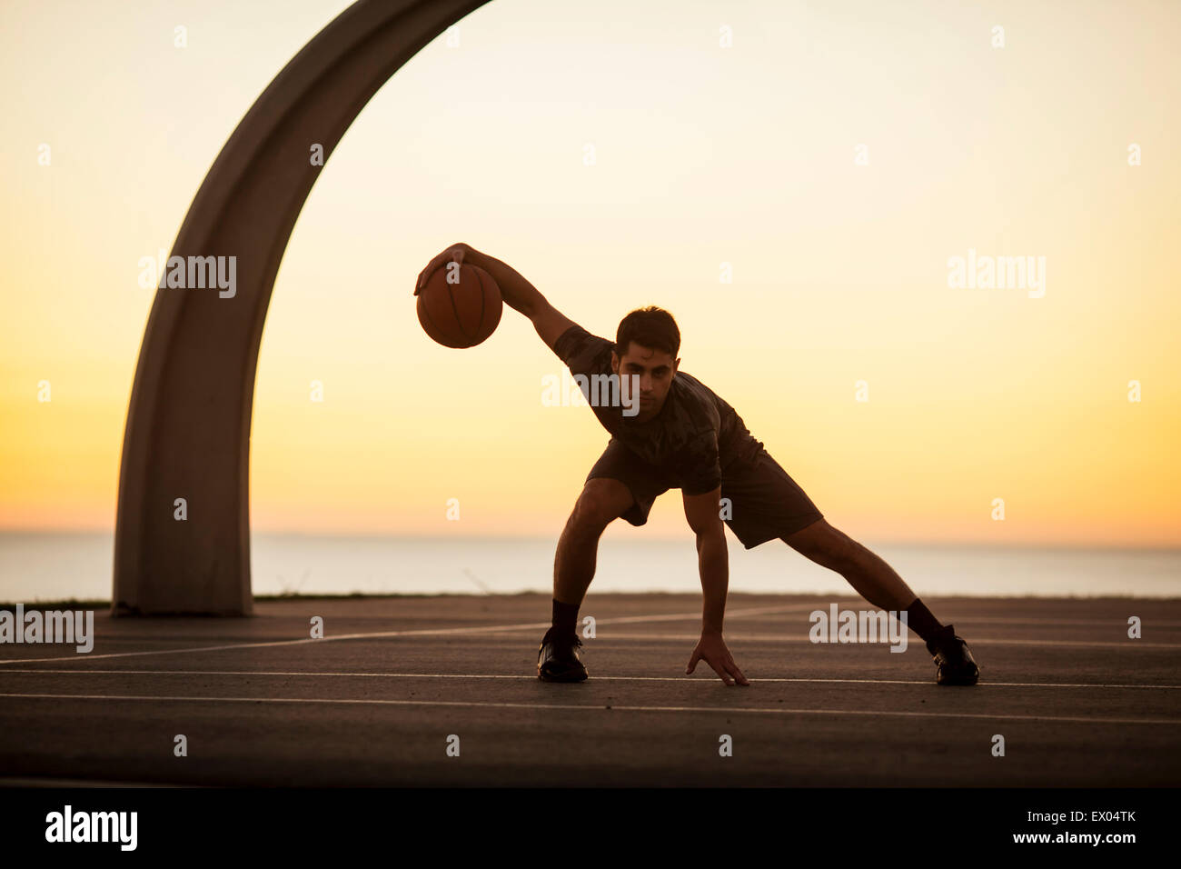 Porträt des Jünglings, Training mit Basketball, im freien Stockfoto