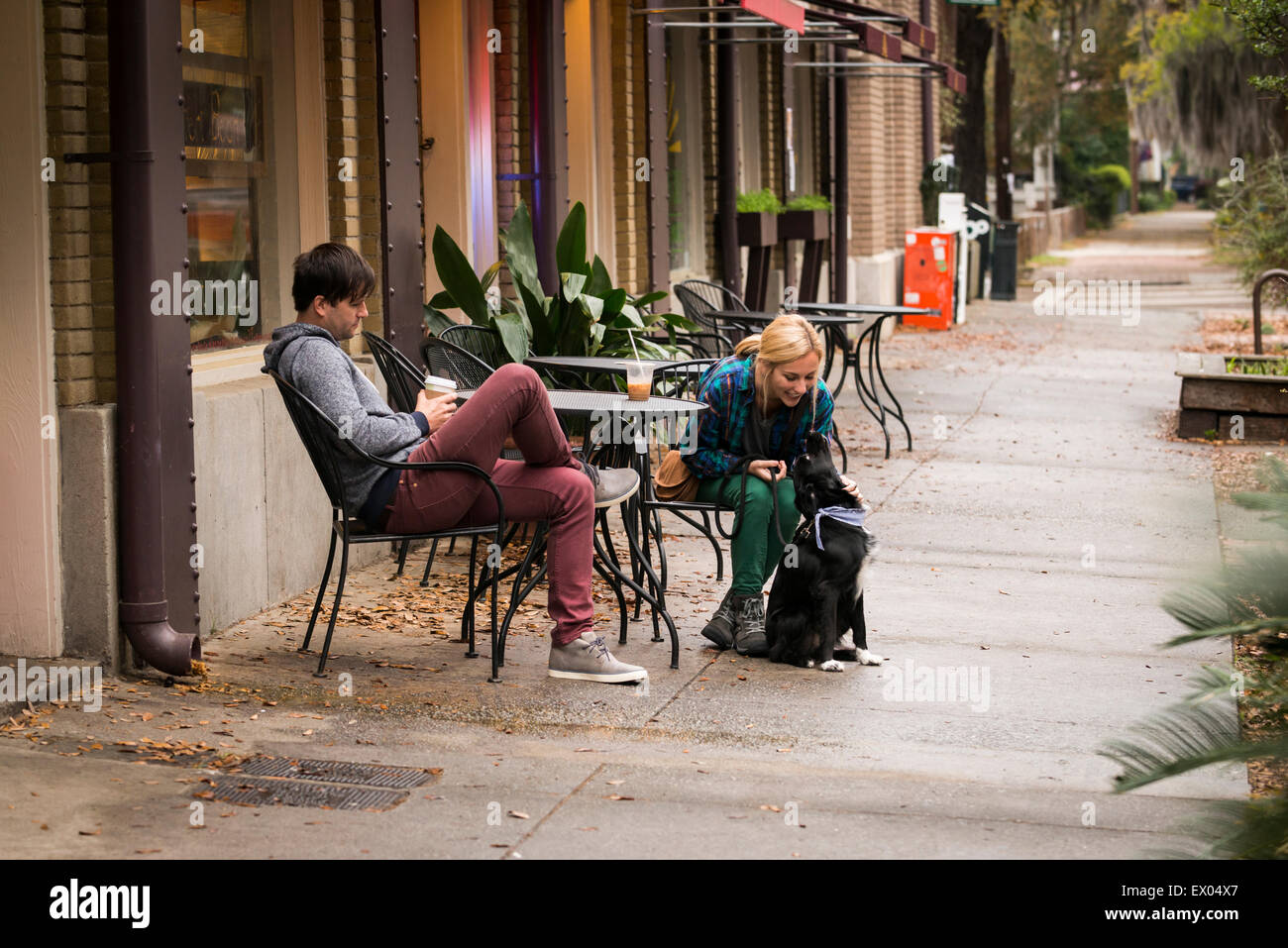 Paar mit Hund Kaffeetrinken am Bürgersteig Café, Savannah, Georgia, USA Stockfoto