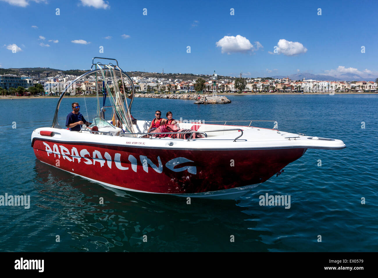 Parasailing Boot, Kreta Rethymnon Griechenland Stockfoto