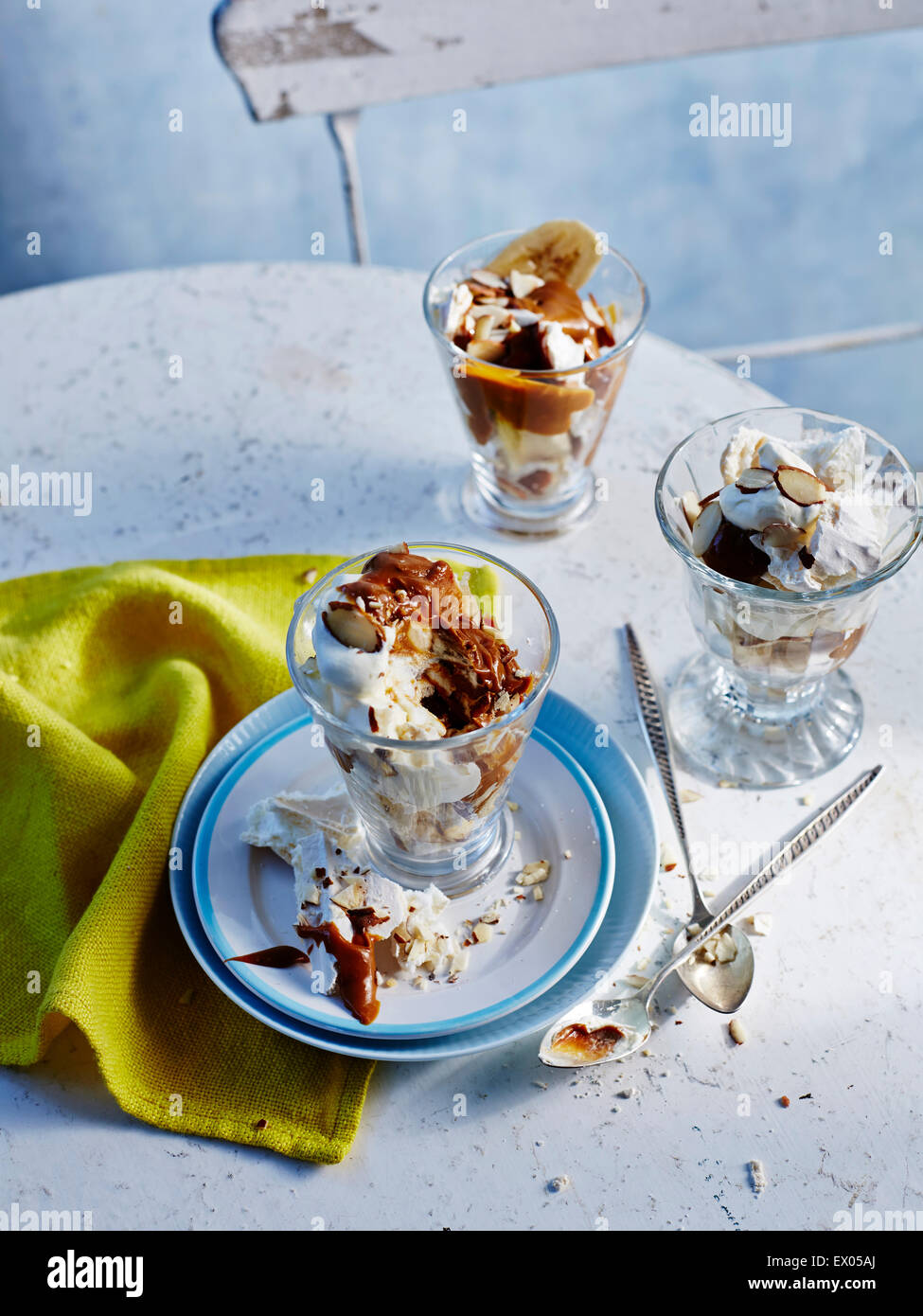 Tisch mit drei Gerichte der argentinischen Eton mess Stockfoto