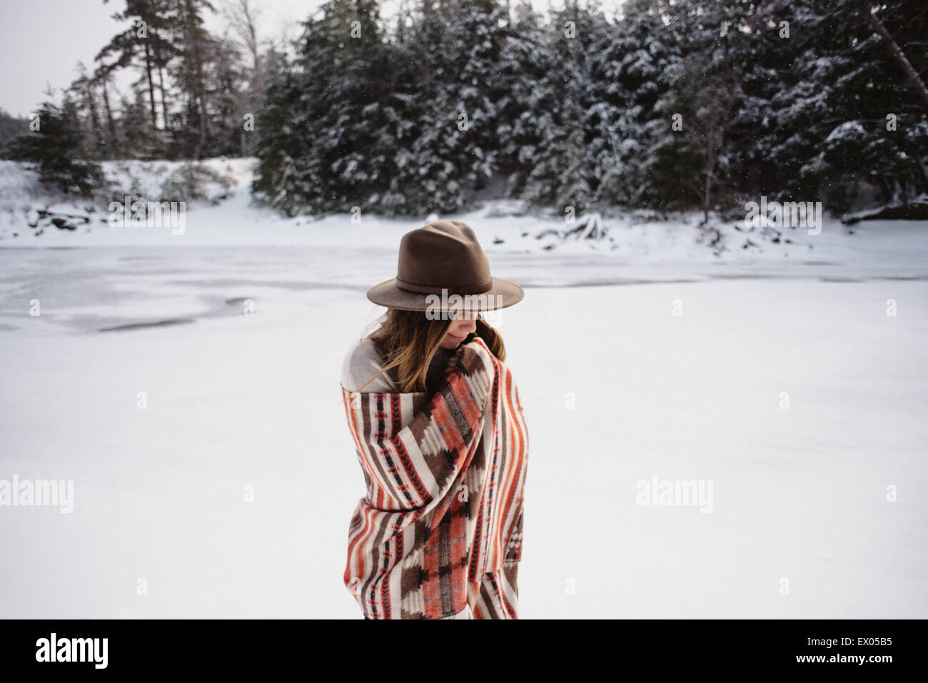 Porträt der Frau in Decke in Schnee gehüllt bedeckt Landschaft, Omemee, Ontario Kanada Stockfoto