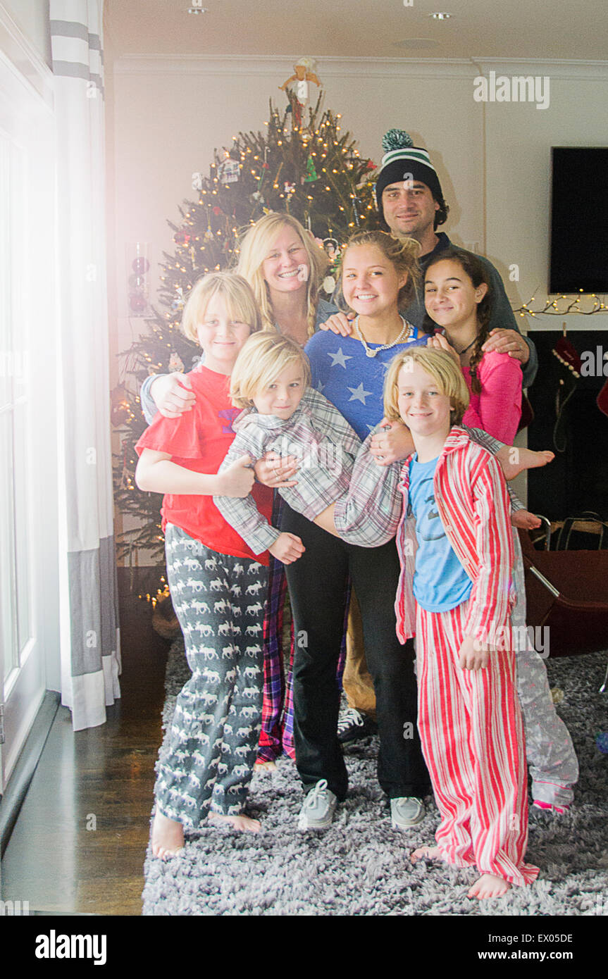 Porträt der Familie Erwachsene und Kinder vor dem Weihnachtsbaum Stockfoto