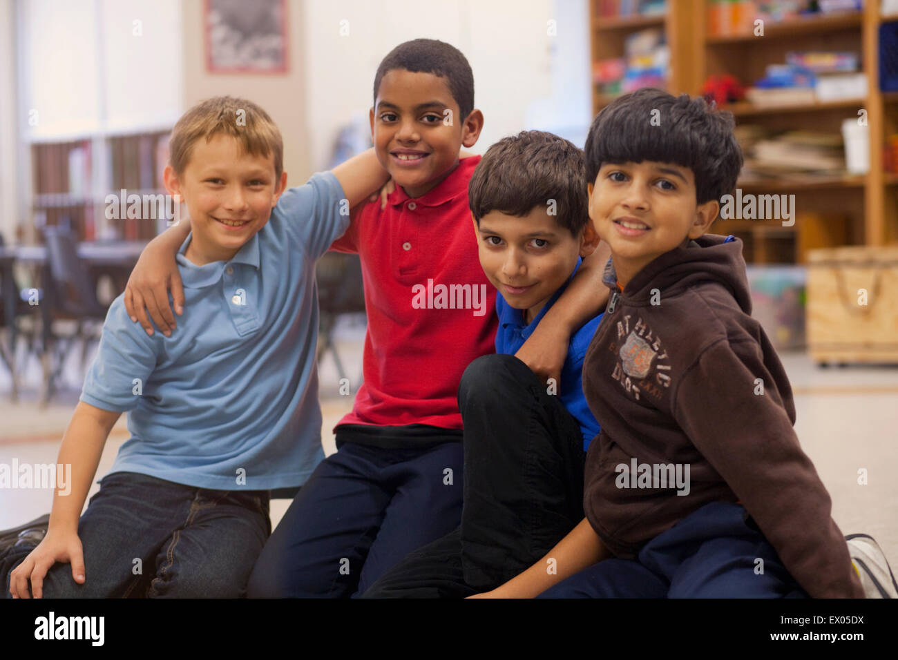 Jungs posieren im Klassenzimmer Stockfoto