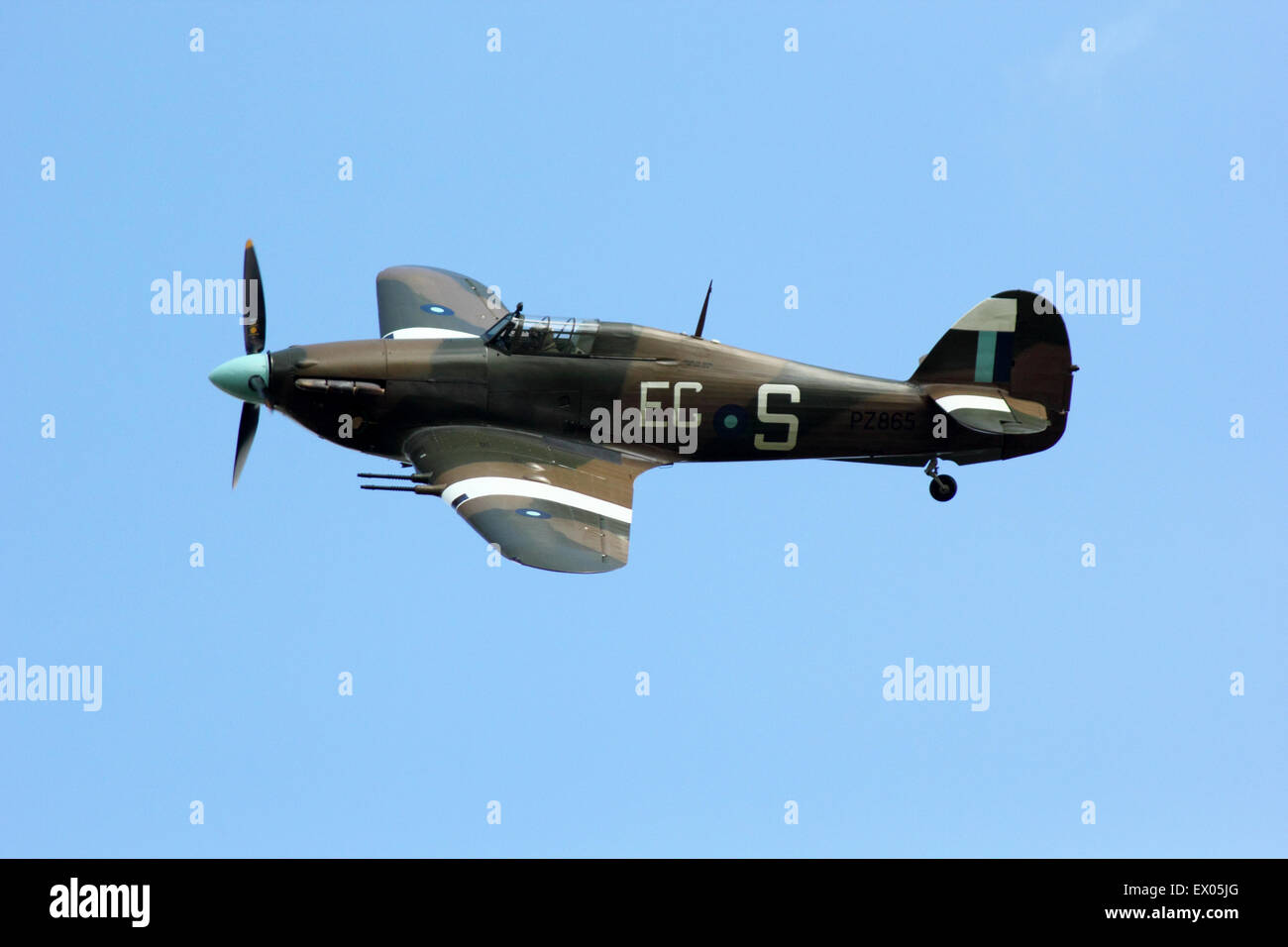 Ein Hurrikan Flugzeug führt eine Fliege Vergangenheit in Chatsworth Country Fair, Derbyshire UK - 2014 Stockfoto