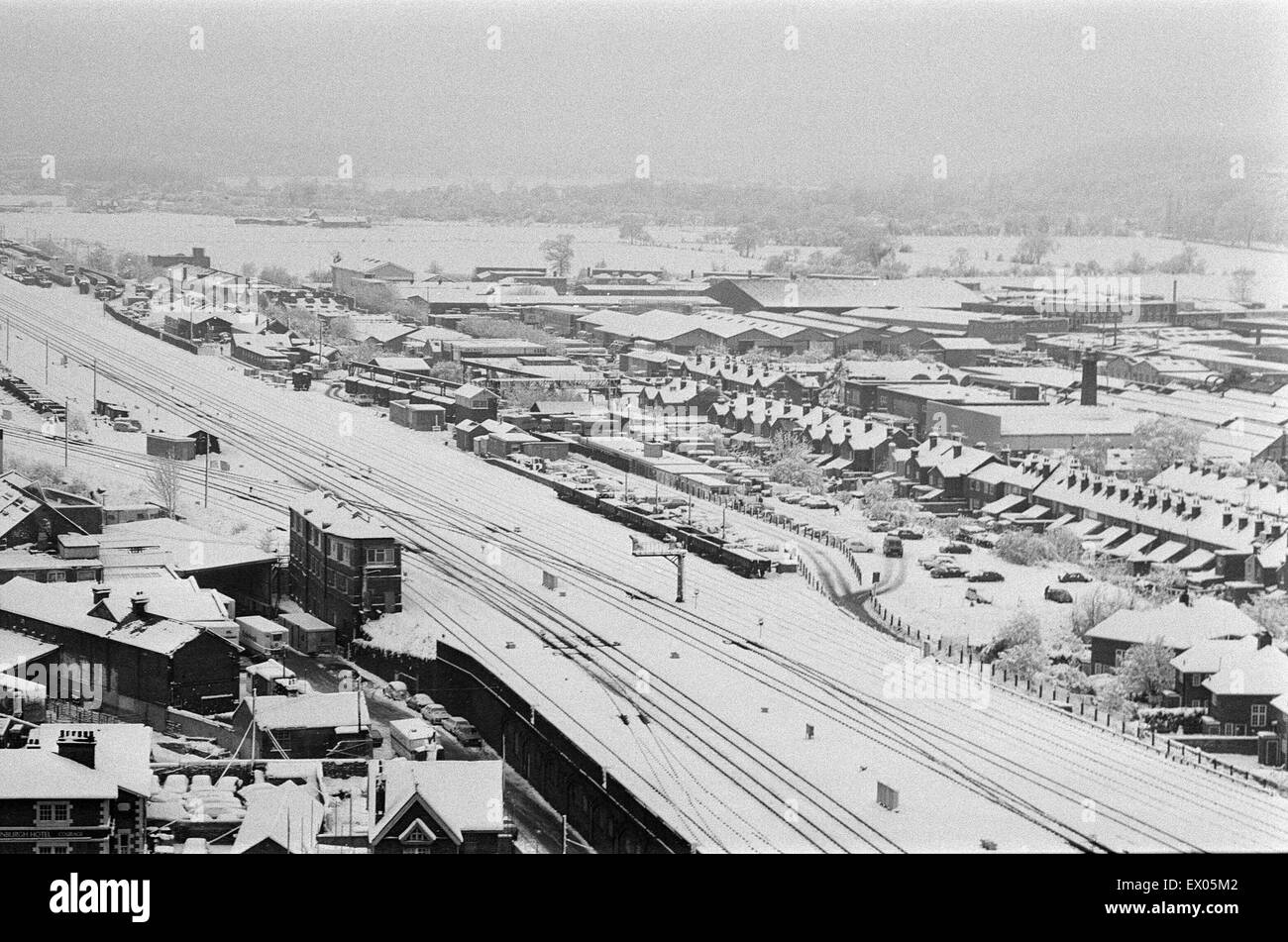 Aufnahmen im Schnee in Reading, Berkshire, von Western Tower gesehen. Dezember 1981. Stockfoto