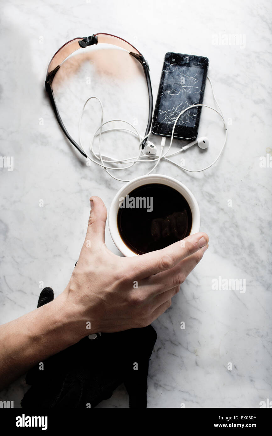 Hand der Fahrradkurier mit Kaffee, Gläser, gebrochene smartphone Stockfoto