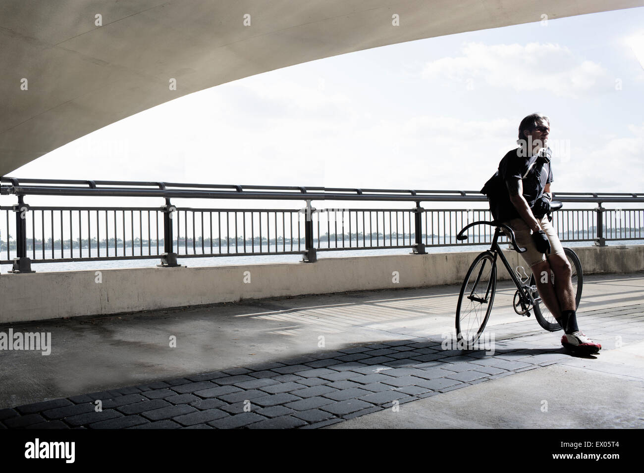 Fahrradkurier stützte sich auf Fahrrad Stockfoto