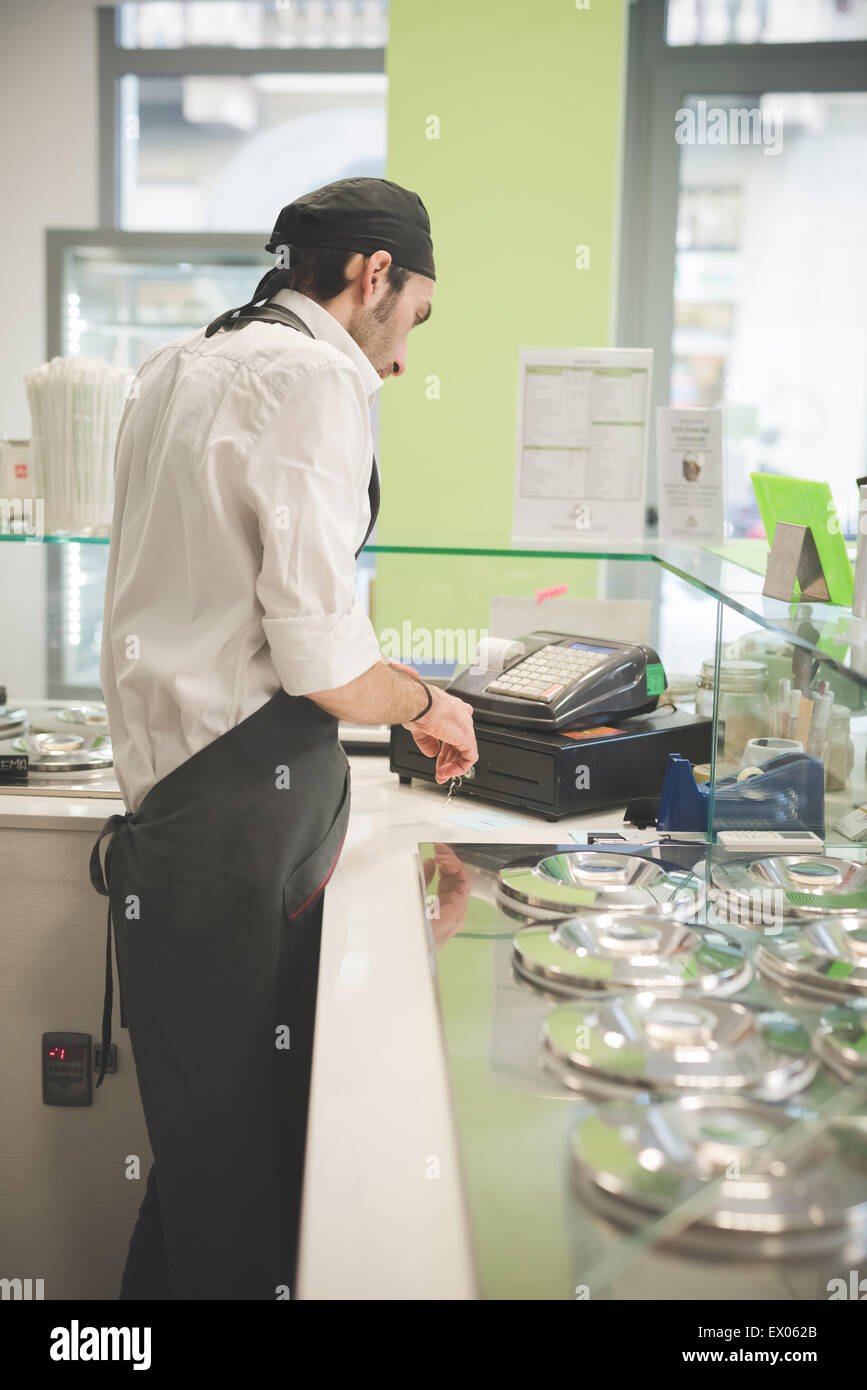 Kellner mit Kasse im café Stockfoto