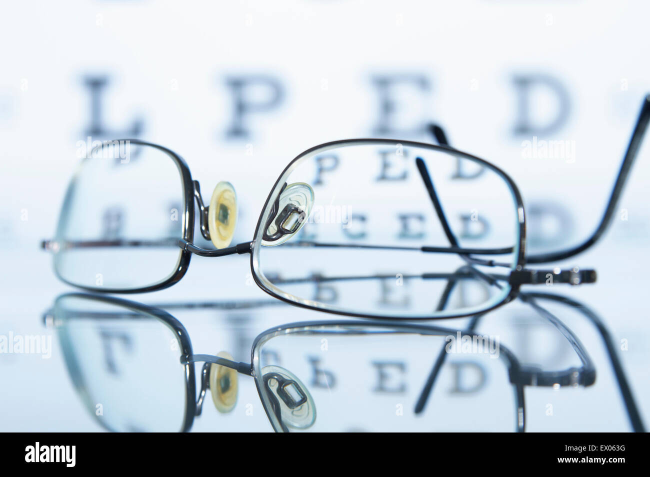 Kurzsichtigen Brille mit einem Snellen Auge Diagramm im Hintergrund Stockfoto